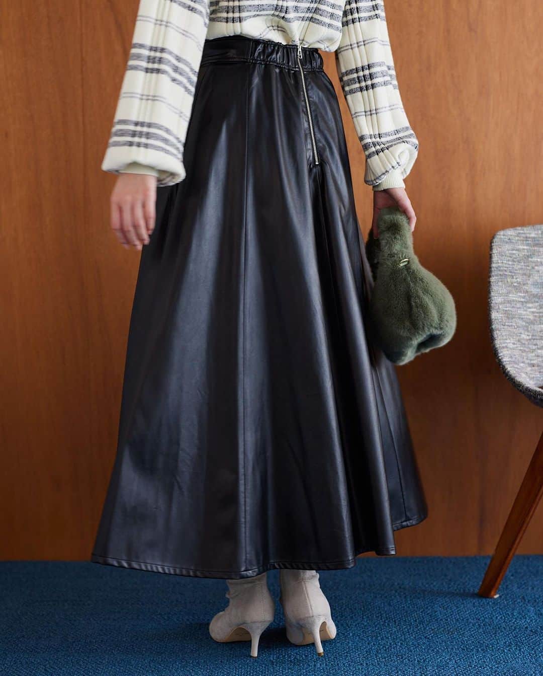 Andemiu(アンデミュウ) さんのインスタグラム写真 - (Andemiu(アンデミュウ) Instagram)「09.19(tue) PREORDER  選べる素材が嬉しい、サーキュラースカート。 秋冬マストのフェイクレザー2色と、ムードのあるジャカード1色。 フェイクレザーは中肉生地なのでハードさを抑えたフェミニンな雰囲気が魅力！ ジャカードは微起毛で奥行きをみせつつ、落ち着きのあるシックな印象を与えます。 大胆なフレアシルエットでコーデの主役になるアイテムです。 見た目よりも軽く、BACKのZIP使いもコーデのアクセントに。 ウエストはゴム仕様でストレスなく着用いただけます  . 【先行予約】アソートサーキュラースカート ¥11,000(tax in)#983963  . #andemiu #アンデミュウ #フェミニン #大人フェミニン #大人コーデ #大人女子コーデ #上品コーデ #大人カジュアル #カジュアルミックスコーデ #オシャレカジュアル #フェイクレザー #エコレザー #ジャガード #サーキュラースカート #スカート #スカートコーデ #秋コーデ #新作」9月19日 20時59分 - andemiu_official