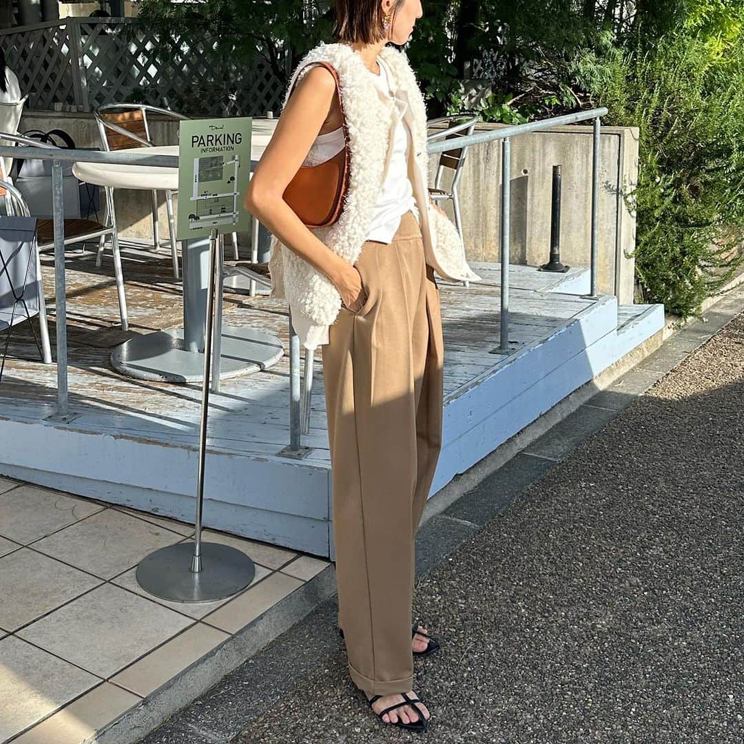美生のインスタグラム：「ほんの気持ち 過ごしやすい気温になったような なってないような♡ ⁡ ボアベストは前開きで着るのも好き！ 中はタンクで♡ ⁡ 2色買って本当によかった♡♡ ⁡ 10/4- @donobanweb  阪急うめだPOPUP 店頭にて再販するそうです♡ ⁡ ⁡」