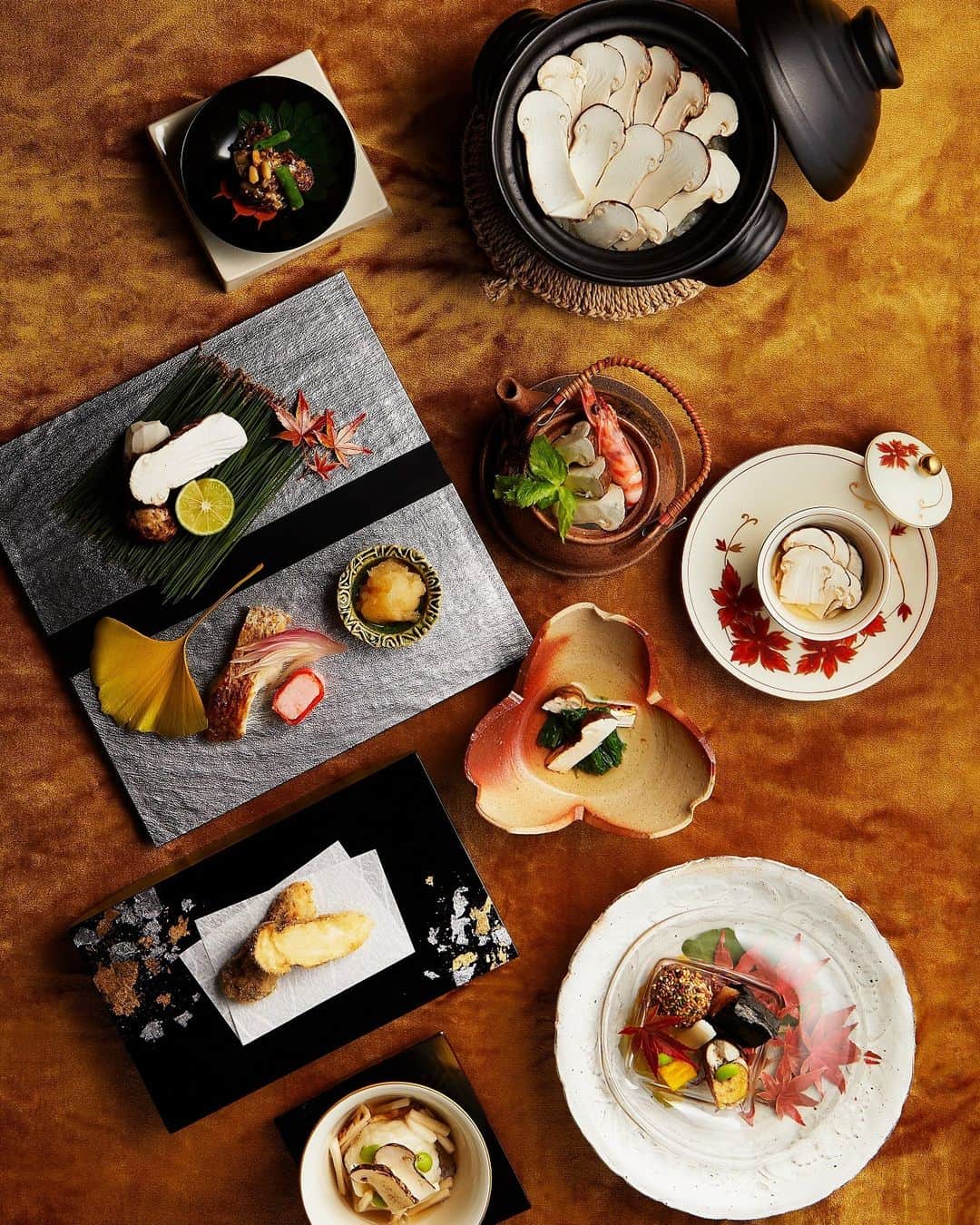 Shangri-La Hotel, Tokyoのインスタグラム：「食欲の秋。なだ万の「松茸」懐石で旬の味覚を堪能しませんか？⁣ ⁣ 松茸をふんだんに使用した「松茸」懐石は、焼きやフライ、土瓶蒸しなど、さまざまな調理法で高級食材として愛される秋の豊かな香りを味わえます。そして、コースを締めくくるのもっやっぱり松茸。お米の上に贅沢に敷き詰めた釜炊きご飯で、最後までその香りをお愉しみいただけます。⁣ ⁣ 特別な日や大切なビジネスランチ、お祝いの席など、さまざまなシチュエーションを雅やかに演出する逸品です。⁣ ⁣ Kaiseki cuisine of the Autumn season will be offered from September 1st to October 31st.⁣ The exclusive dinner kaiseki starts with Boiled Chrysanthemum Greens and Matsutake Mushroom, until the meal of Cooked Rice with Matsutake Mushroom in Pot, Japanese autumn gem - Matsutake mushrooms entertain the diners with irritable and unique aroma of Autumn all throughout the course.⁣ ⁣ #shangrilacircle #myshangrila #shangrilahotels #shangrila #shangrilatokyo #tokyotravel #tokyotrip #tokyostation #シャングリラ #シャングリラ東京 #シャングリラサークル #東京駅 #丸の内 #大手町 #なだ万 #松茸」