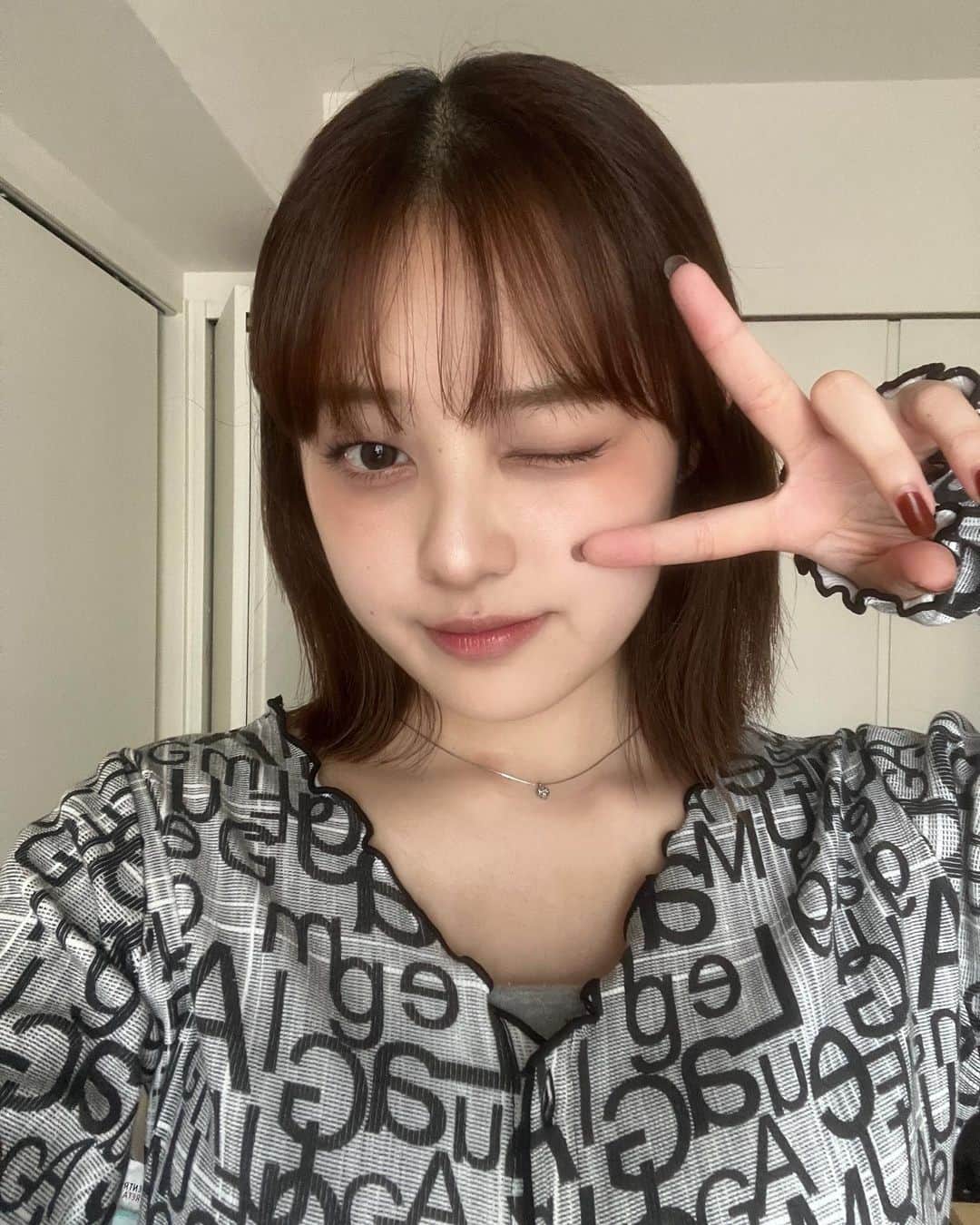 福山絢水のインスタグラム：「レイちゃんに会いに行った日のめいくぅぅう🤳🍑  ぴんくでちゅるんとさせた~♡  最近よく通ってる @quinbelle_omotesando 🌱 段々頭と頬周りが軽くなってきてた~ いつもリラックスできて癒しの時間😌 終わった後の水分摂取もしっかり!!」