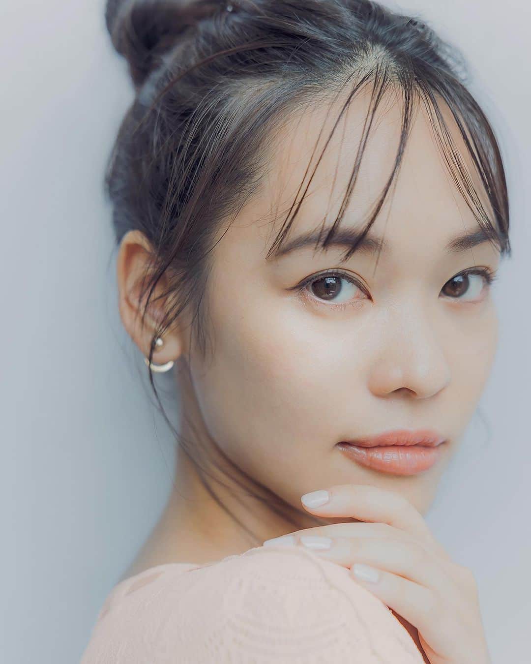 池田莉子のインスタグラム：「Chacott 🤍  踊れるデニム×カラーメイクの記事が、 @chacott_balance で本日から公開されました🤭  9/23 15〜17時の接客イベントでも、お試し頂けます。 秋メイクをヘアメイクのいくみさんと私が提案するよ🤎 広告も出ているので見に来てくれたら嬉しいな〜！！！  #chacott #make #cosmetics」