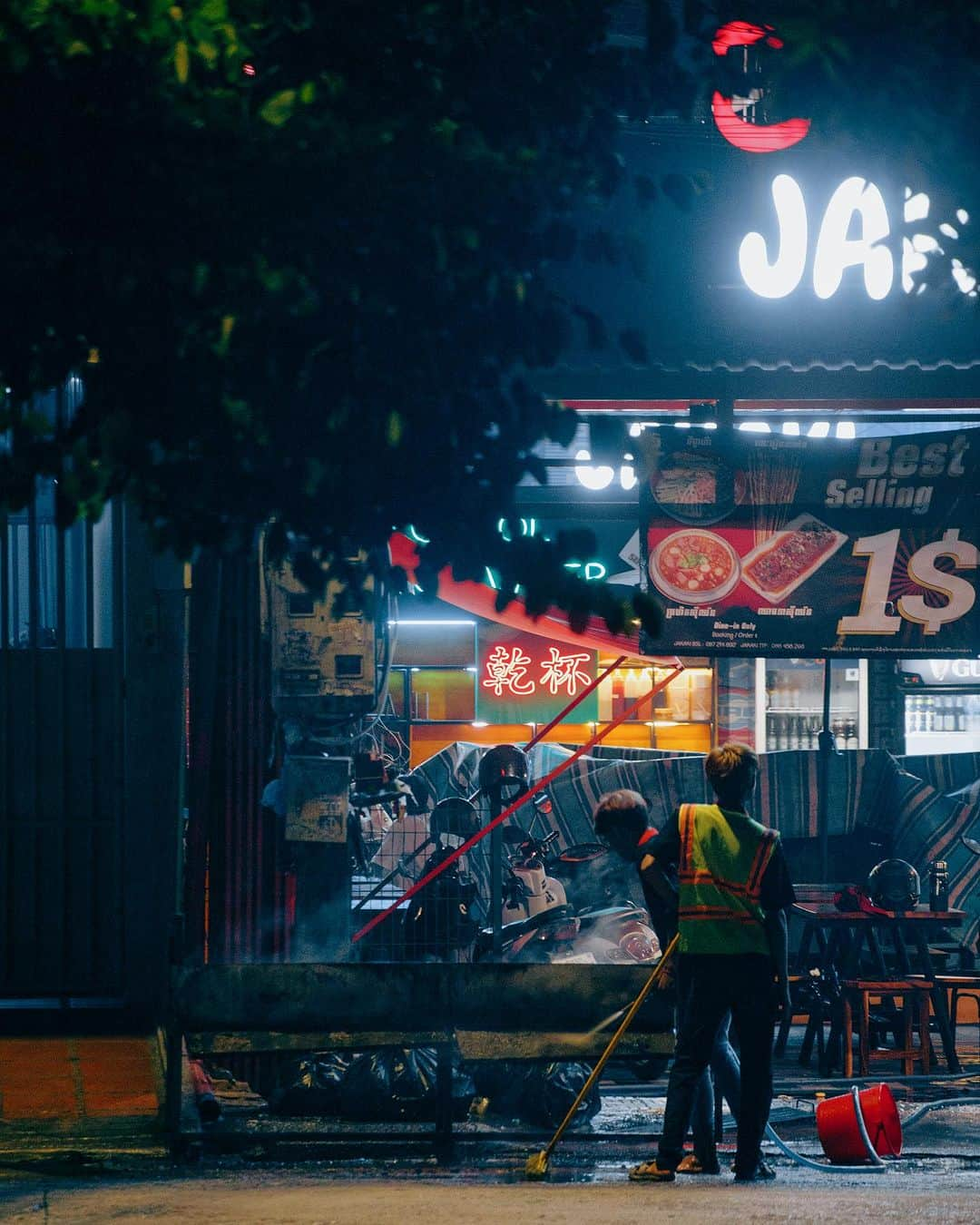 Shunsuke Miyatakeのインスタグラム：「Bright neon night, Phnom Penh, Cambodia」