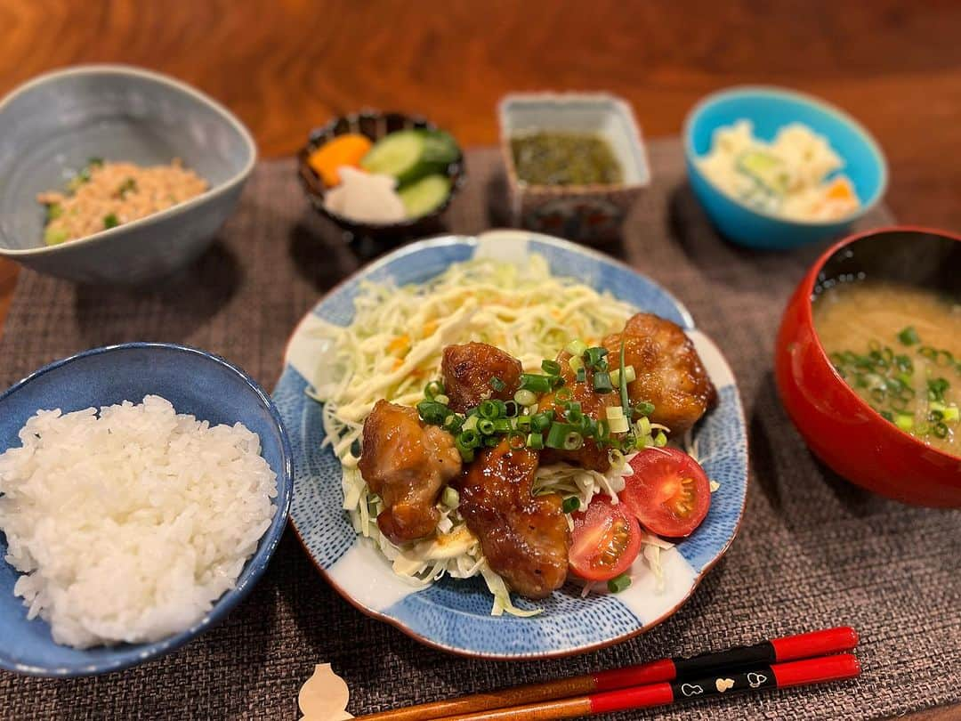 月央和沙のインスタグラム：「久しぶりの うちの晩ごはん🍚✨  体調を崩してしまい、 なかなか復活できずでした😭💦 みなさまも体調お気をつけてください🙏🏻  #鶏もも肉の甘酢照り焼き  #ポテトサラダ #めかぶ #大根のお味噌汁 #納豆 #お漬物」