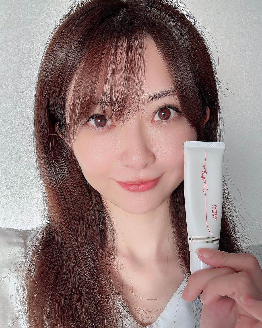 折原みかのインスタグラム：「国内最高スペックSPF50+/PA++++なのにお肌に優しいuvクリーム 植物由来 、天然保湿成分（NMF）絹セリシン配合の【きぬもよふ】を使ってみました♫  みずみずしくてのびが良く、微粒子酸化チタン等を配合していないので塗ってもお肌が白くなりません。 紫外線吸収剤をすべてカプセルに閉じ込めているらしく、お肌に優しくって、塗ったあとの感触がしっとりなのなにべたつきませんでした🥰  しかも☝️ぬるま湯で簡単に落とせるので、お肌への負担が少なくてすみます♫  更に嬉しい、パラベンフリー、無着色、無鉱物油、無香料♫  ＠kinumoyou ⬆️ぜひ覗いてみてくださいね  #きぬもよふ #絹 #セリシン #絹セリシン #シルク #まゆ #繭 #丹後 #海の京都 #ちりめん  #uvクリーム #UV #日焼け止め #spf #化粧下地 #保湿 #うるおい #敏感肌 #基礎化粧品 #コスメ  #化粧品 #スキンケア #スキンケア用品 #保湿ケア #美肌作り#美肌 #美肌になりたい  #肌にやさしい #ナチュラルライフ」