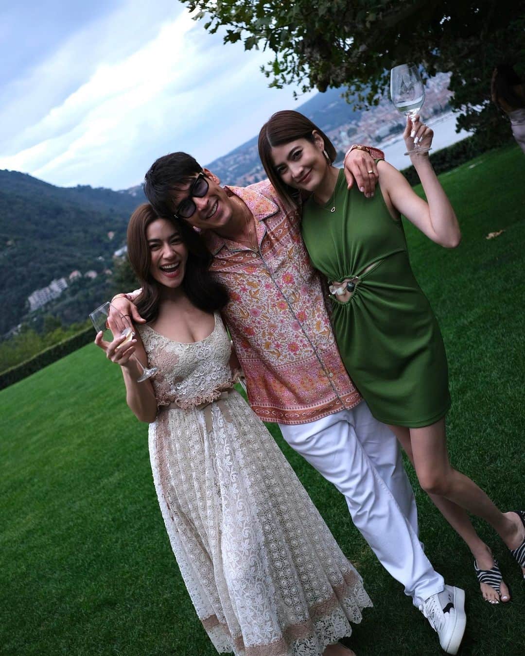 マギー・ラースリー・バーレンシエガーのインスタグラム：「Full of happiness, full of happy tears. จบงานตาบวมไป3วันเพราะร้องไห้หนักกว่าเจ้าสาวจ้า 😂」