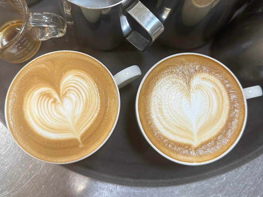 のインスタグラム：「カフェビジネス科&スイーツ・パン専科 赤堀杯 バリスタチャンピオンシップを行いました❕  FBCインターナショナル 上野先生 coffee Valley 小池先生 swell coffee roastead ヘッドバリスタ 尾崎先生 など業界の方に来て頂きました✨✨  予選を通過した学生たちが決勝でカフェラテを淹れ、審査して頂く貴重な機会でした！  #赤堀製菓専門学校 #パティシエ #パティシエ科 #パティシエ実践科 #専門学校 #進路 #お菓子作り  #専門学生 #製菓実習 #製菓専門学校 #専門学生の日常 #プロを目指す #製菓 #将来の夢 #パティシエの卵 #お菓子作り好きな人と繋がりたい #スイーツ好きな人と繋がりたい #楽しい学校 #製菓学生 #お菓子作り記録 #ケーキ屋さん #パティシエカメラ部  #スイーツ作り #ウェディングケーキ #ラテアート #ラテ #コーヒー #コンテスト #ハリスタグラム #バリスタ」
