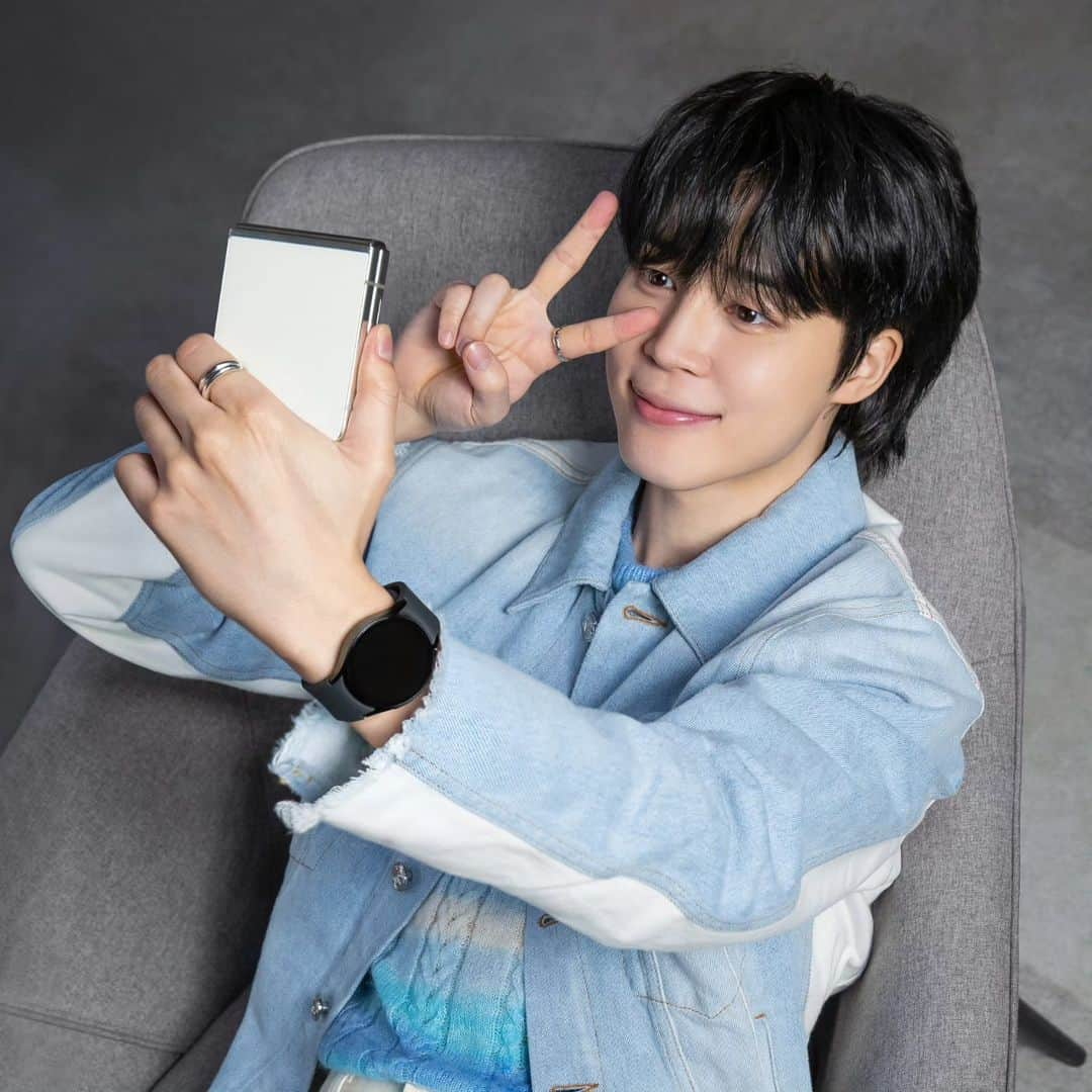 Samsung Mobileのインスタグラム：「#Jimin of @bts.bighitofficial enjoys taking selfies with the #GalaxyZFlip5 everywhere. I mean, his visuals prove it all the time! #GalaxyxJimin #JoinTheFlipSide  Learn more: samsung.com」