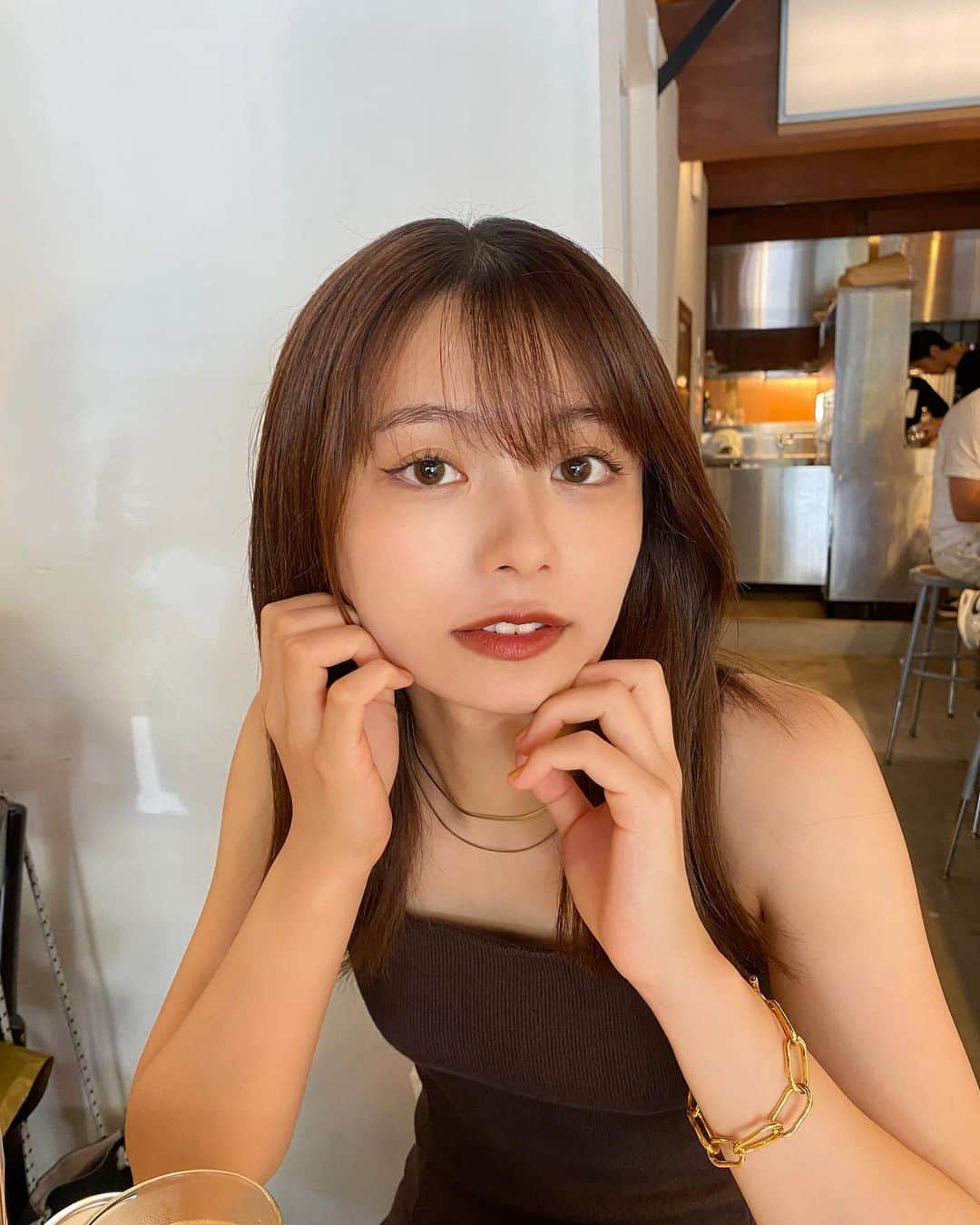 足立佳奈のインスタグラム：「いつもとメイクを変えてみた日。 きっとランチでアボカドを緑だから選ぶ人は私くらい🥑」