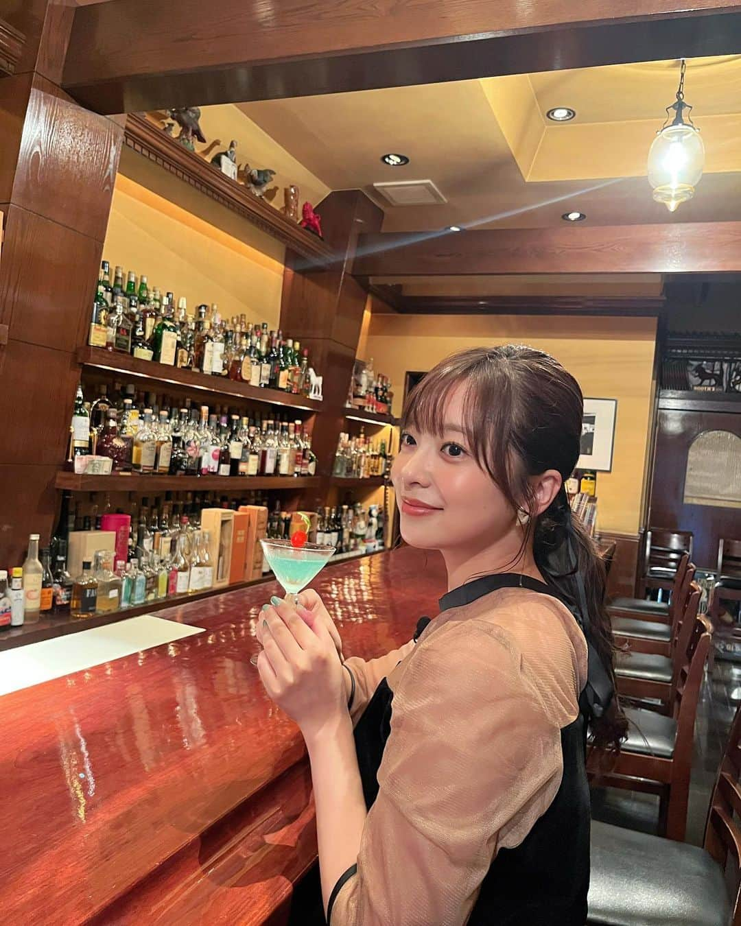 菊池柚花のインスタグラム：「. とちブラロケのオフショット🍸  “カクテルの街“ 宇都宮で、オシャレなバーを巡りました☺︎  私的MVPカクテルは、桃がふんだんに使われたベリーニ🍑 とってもフルーティーでした！ 色んな種類のカクテルを飲んだので、私の顔もうっすら桃色☺️笑  ちょっぴり大人の階段を登れた(?)ロケでした✌🏻」