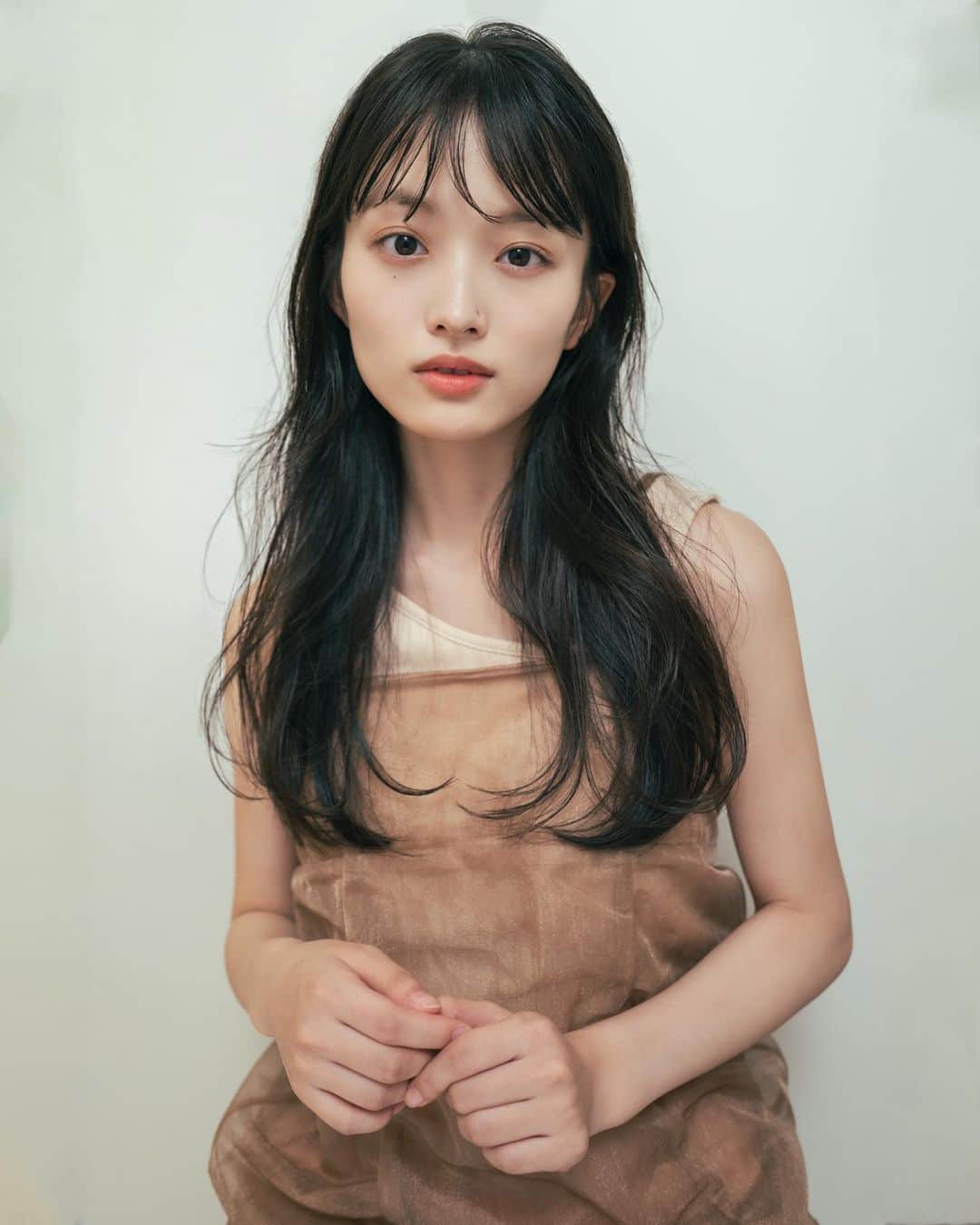 片山良平のインスタグラム：「cut✂︎ @zono__gram  ⁡ Natural ウェーブ🌿 ⁡ やわらかに動く髪で 日常のかわいいをアップグレード✨ ⁡ ⁡ ⁡ #ロングヘア #ロングレイヤー #黒髪 #耳かけヘア #ロングウェーブ #ゆる髪 #秋メイク ⁡ ⁡ ⁡」