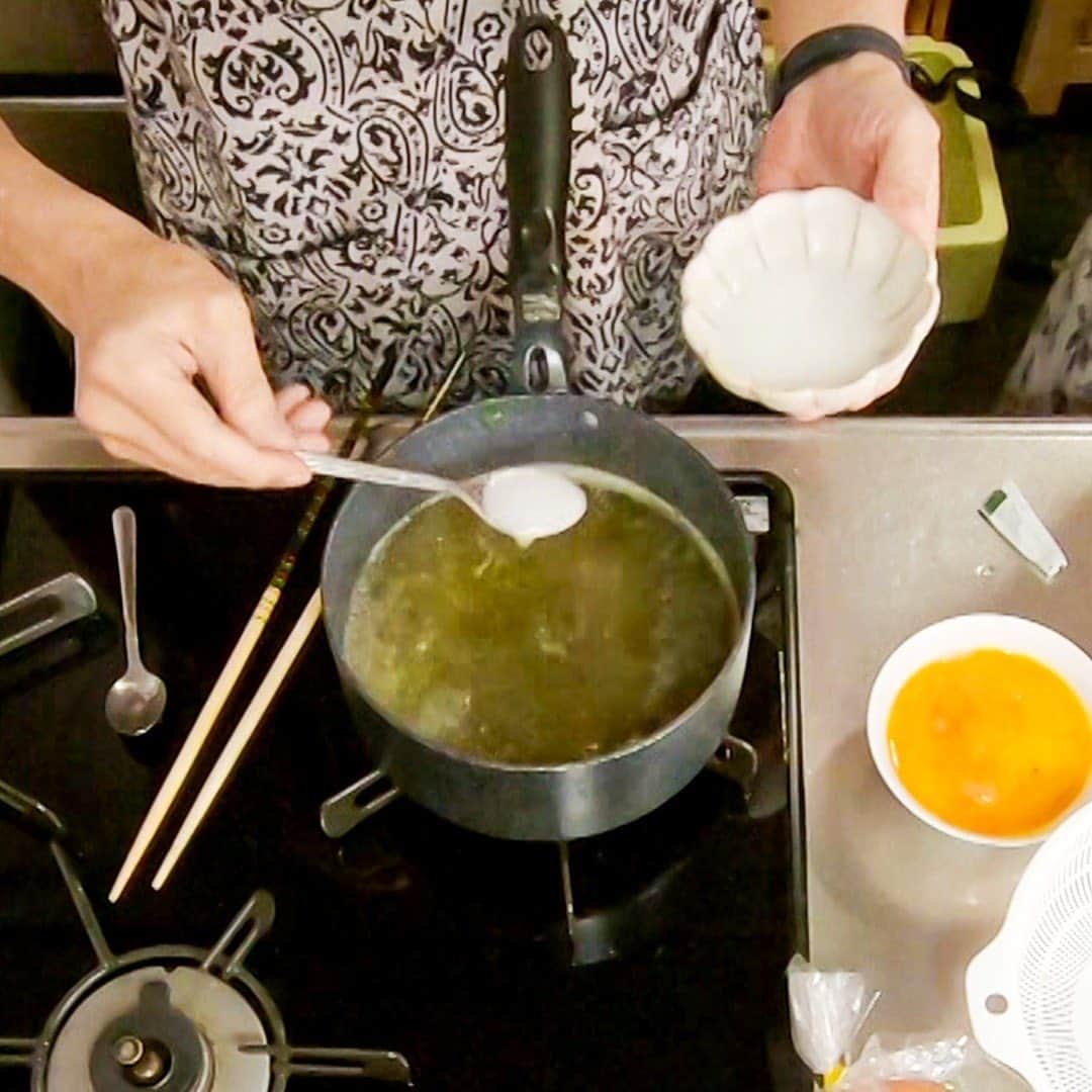 テレビ朝日「家事ヤロウ」さんのインスタグラム写真 - (テレビ朝日「家事ヤロウ」Instagram)「たまごとほうれん草のスープ（3人前） 1 鍋にお湯を沸かし、塩を入れ、ほうれん草1/2束を硬めに茹でる 2 水にさらして5㎝幅に切る 3 鍋に水600mlを入れ火にかけ、顆粒昆布だし5g、減塩鶏ガラだし小さじ１/2を入れる 4 ほうれん草を入れて、塩少々、しょうゆ小さじ1/2で味付けして、 水溶き片栗粉（片栗粉大さじ1/2、水大さじ１）でとろみをつける 5 再び沸騰したら溶いた卵２個を円を描きながら入れる 6 卵がふわっと固まったら、最後に生姜汁を入れて完成！   ★高木ブーさんが大好きなスープ！ ★水溶き片栗粉でフワフワ卵スープに！」9月19日 21時08分 - kajiyarou