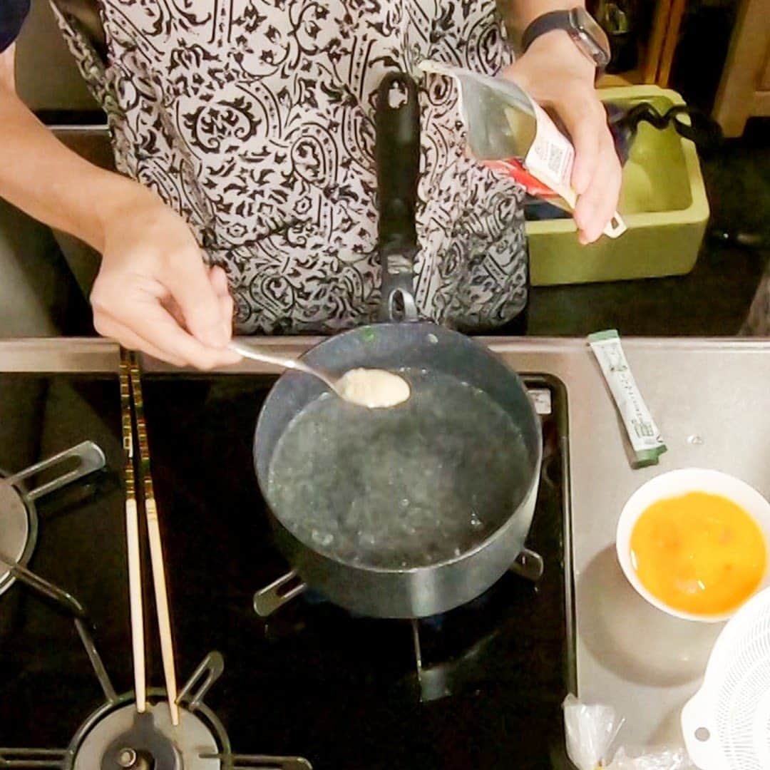 テレビ朝日「家事ヤロウ」さんのインスタグラム写真 - (テレビ朝日「家事ヤロウ」Instagram)「たまごとほうれん草のスープ（3人前） 1 鍋にお湯を沸かし、塩を入れ、ほうれん草1/2束を硬めに茹でる 2 水にさらして5㎝幅に切る 3 鍋に水600mlを入れ火にかけ、顆粒昆布だし5g、減塩鶏ガラだし小さじ１/2を入れる 4 ほうれん草を入れて、塩少々、しょうゆ小さじ1/2で味付けして、 水溶き片栗粉（片栗粉大さじ1/2、水大さじ１）でとろみをつける 5 再び沸騰したら溶いた卵２個を円を描きながら入れる 6 卵がふわっと固まったら、最後に生姜汁を入れて完成！   ★高木ブーさんが大好きなスープ！ ★水溶き片栗粉でフワフワ卵スープに！」9月19日 21時08分 - kajiyarou