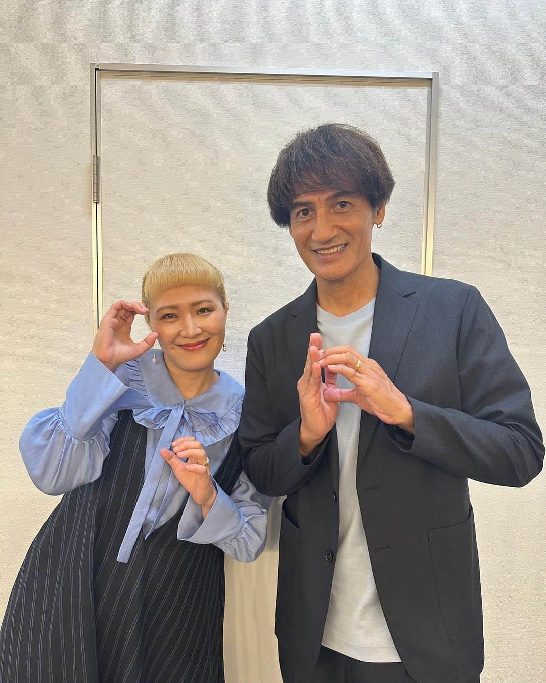 丸山桂里奈さんのインスタグラム写真 - (丸山桂里奈Instagram)「とあるイベントで。 今日は今日で今日だから、明日は明日で明日なんです。CDデビューてなってましたが、色んな意味のCDでした💿 心も体も内側からきれいに、そして穏やかに丁寧に行きたいなと思います。 本並さんも、来年は？還暦だし、、、😳📮ぷくぷくが大人になるまで若々しくいれるように、本並さん以上に私が磨かなくてわ。本並さんは美容男子だし、磨きすぎ😅朝起きて顔マッサージからはじまり、機械使ったりパックしたり、高い化粧品にしたり、すごいのよ🪼🪼🪼 私はどうしてもクラゲが目の前にいてお手本になってくれてるから仕方なく，人間以上にクラゲ寄りに。 まー、それは昔からだからよしとしよう🪼 2人のお仕事は楽しいだけではなく、心強い👅❣️ずっとこうして健康的で明るくアグレッシブ夫婦で頑張ります👩‍🦰👨🏾❣️  #イベント #CDデビュー？ #体は内面から #元彼から教えてもらったもの #本並さんそーりー #これからも仲良しでいましょう #私たちらしく健康的に #59プラス40 #99だ #何歳まで目指そう #毎日楽しいライフ #守護神のいるライフ #幸せです #いい意味で #インスタバエ」9月19日 21時08分 - karinamaruyama