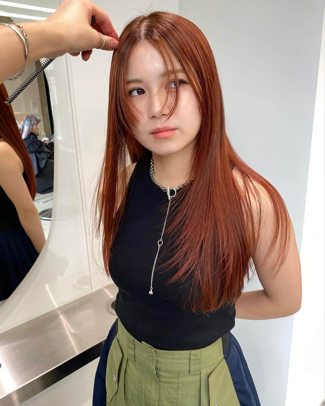 きぬがわひかるのインスタグラム：「〝orange red〟  bleachはせずに髪を育てて今人気な 赤系に◎  ロングヘアは顔まわりを短くするのもオススメです✔︎」