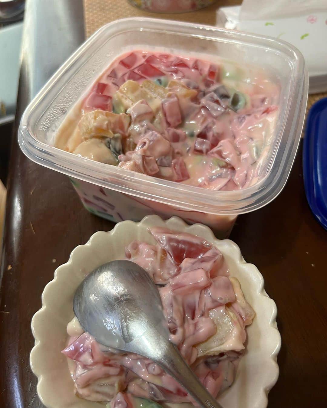 R!Nのインスタグラム：「こないだ実家に行った時に食べたフルーツサラダ なんぼでも食べたい また作ってもらお  もし明日死ぬとして 最後の記憶に、あれが美味しかったなぁとか これ食べれて幸せだったなぁって そういう記憶があるといいなって思った」