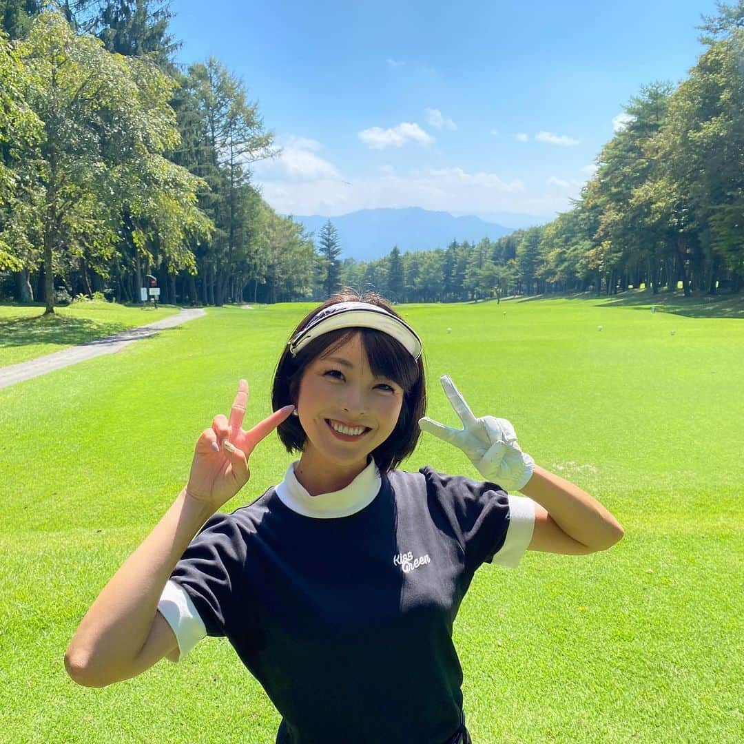 小尾渚沙のインスタグラム：「先日、日帰りで秋の軽井沢へ⛳️ 夫と、義父母と、４人でラウンドしました✨  なんとハーフベスト更新「53」⛳️💖 しかし後半は64で、結局117😅  なかなかベスト更新出来ませんが、 お天気も良く、すごく楽しい休日でした〜💖💖 . . #ゴルフ #ゴルフ女子 #夫婦ゴルフ #家族ゴルフ  #スイング動画 #ゴルフ上手くなりたい  #休日 #趣味 #小尾ールタイム #大浅間ゴルフクラブ」