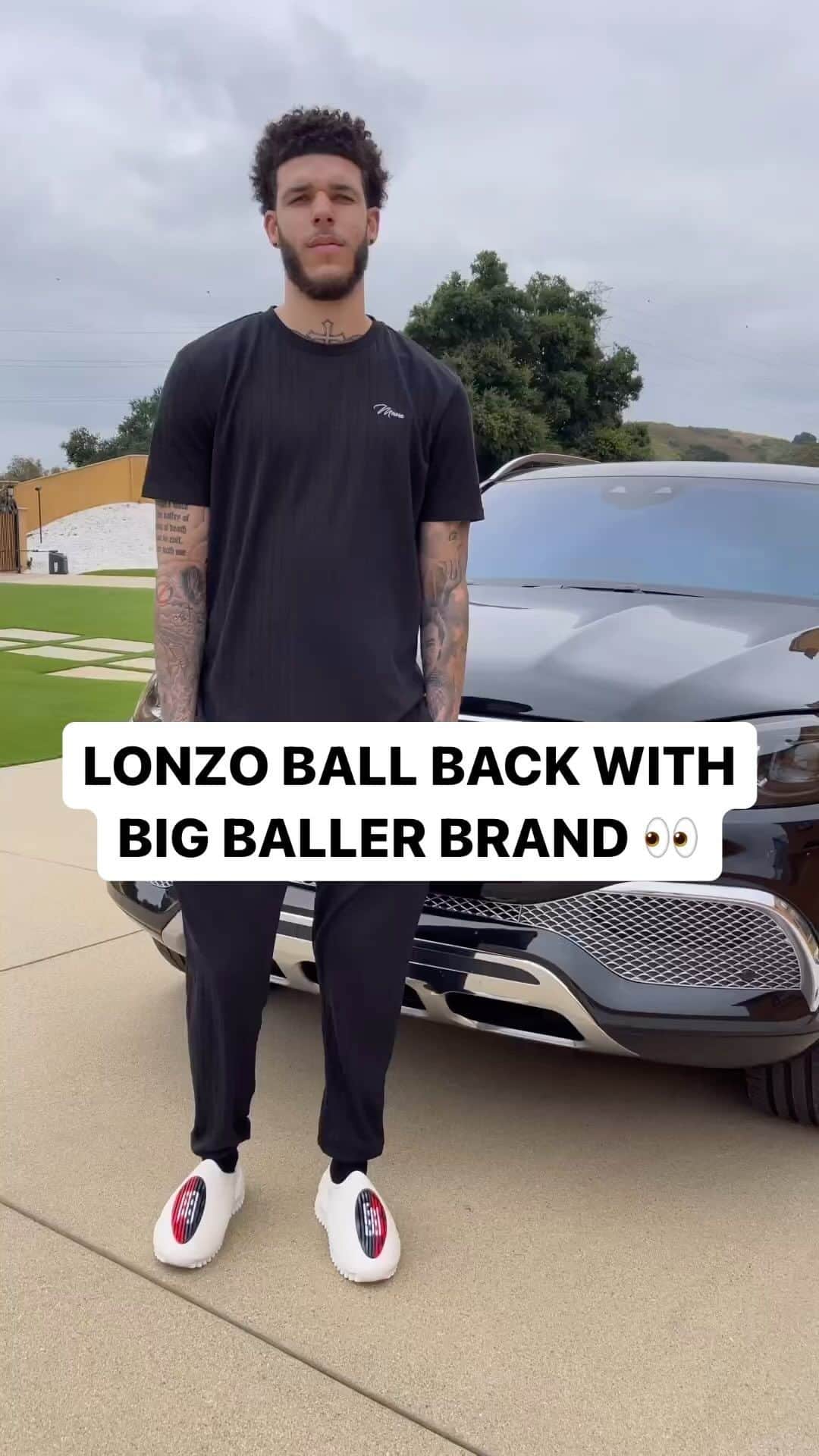 Nice Kicksのインスタグラム：「Lonzo in the new Big Baller Brand slippers fresh out of knee surgery 👀  Follow @nicekicks for more #sneakers content! 🔥👟」
