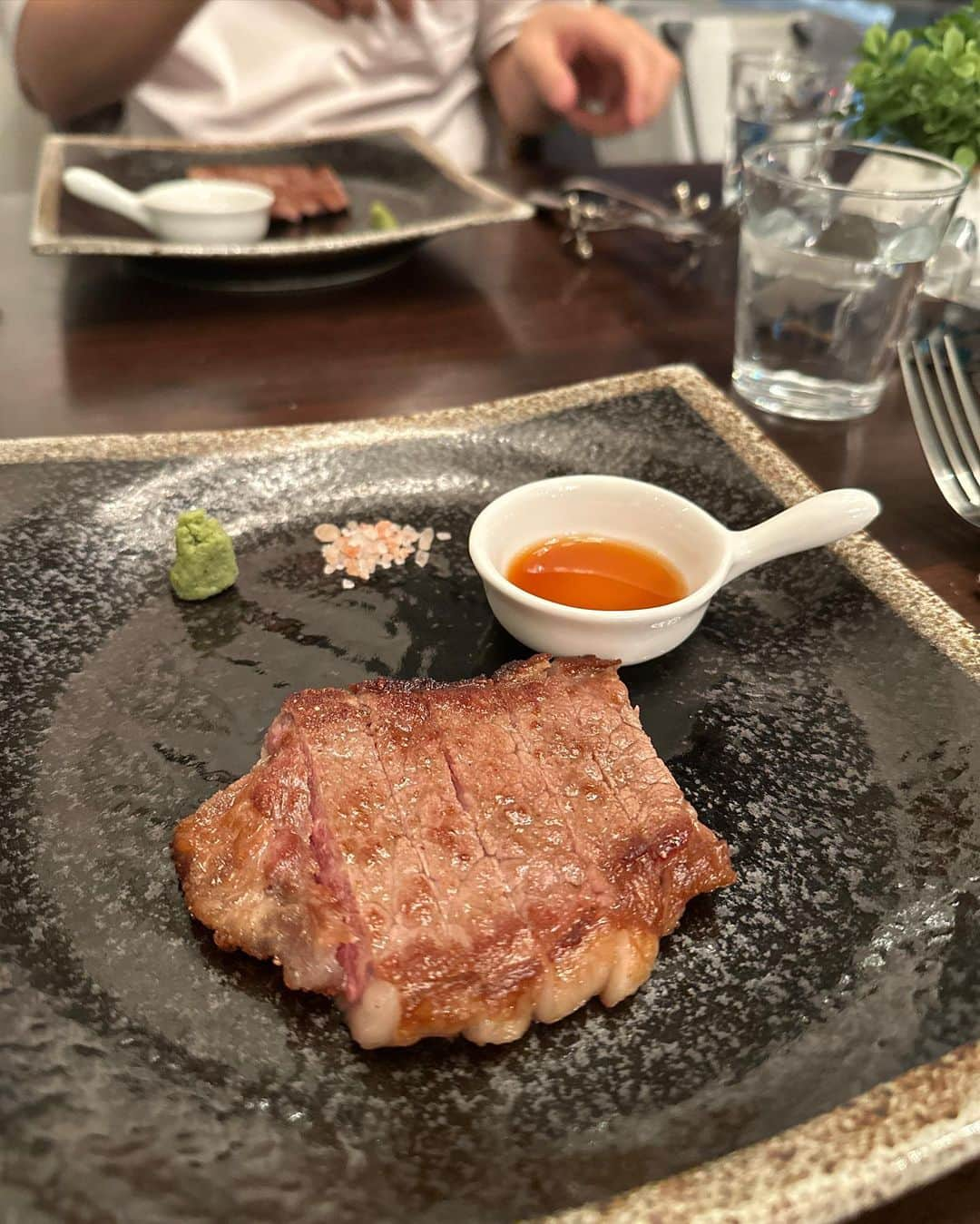 mimiさんのインスタグラム写真 - (mimiInstagram)「すっごく美味しいイタリアン見つけた😋🤍  東日本橋にある Eau de Vie @eaudevie1127   季節限定オードヴィーコースは 満足度高すぎる内容なのに 4500円ととってもコスパが良すぎる🥹🤍（ワンドリンクと食後のコーヒーor紅茶付き）  見た目も美しい季節の野菜５種ゼリー寄せはソースも美味しかったなぁ♡ シカゴピザ　オードヴィー風　は とろけるたっぷりのチーズの中にボロネーゼも入ってて最高でした🥺🤍（絶対食べてほしい。）  極太パスタは1人１つ選べるので ごろごろ肉のボロネーゼ　ごぼうフリット　と 冷製　明太子パスタ を頼みました✨もちもちパスタ、両方とも美味しかったので他のパスタも気になる！！✨  わんちゃんもokみたいなので べったんが帰ってきたらまた行きたいな☺️🤍 ・ #オードヴィー #秋葉原グルメ #浅草橋グルメ #日本橋グルメ #シカゴピザ #PR #コスパグルメ #コスパ最高イタリアン #わんこokのお店 #わんこokイタリアン #犬okのお店 #犬okレストラン #東京グルメ部 #浅草橋ディナー #日本橋ディナー #子連れディナー #ベビーカーok #ベビーカーok東京 #グルメ部 #食いしん坊倶楽部 #mimiディナー🐹 #男の子ママ」9月19日 21時10分 - chan.mi3