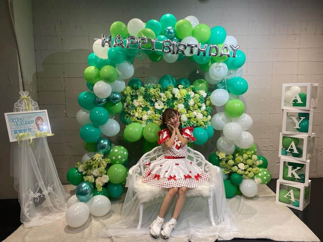 宮脇彩花のインスタグラム：「♡  2023.8.24 宮脇彩花生誕祭2023💚🌸  ありがとうございました☺️  ちゃんと文章書きたいと思ってたら かなり時間経ってしまってた…💧  この日はアイドル人生で1番幸せな日でした💚  アイドル初めてで、生誕祭をするのが初めてだったから、 不安でいっぱいで、本番前に緊張で体調やばくなるくらい緊張してたんだけど笑、ステージ立ってみんなのお顔みたら安心したし、最高に楽しかったです☺️♡  この日のために海外とか、日本全国から会いにきてくださった方がいて、もちろんいつもの方も平日の夜なのに予定を空けて会いにきてくれて本当にありがとう＾＾！！  生誕Tも着てくださった方たくさんで嬉しかった🐰🍈 初めてだしエメグリのメンカラの色にしてみたよ！ 宮脇推しさんだったら、これからのライブでも見つけやすいかなって♪  そして、サプライズのスタフラもケーキも花束もアルバムも豪華すぎて、この日のために、たくさん考えて準備してくれたのが伝わって嬉しかったし、びっくりした🥹💚！！  スタフラもイスついててエメグリと白でかわいすぎーー！！大きすぎーー！ってなったし、ケーキに似顔絵あったのかなりびっくりしたし、花束大きくてすごいってなったし、アルバムの中身もみんなに見せたいくらい凝ってあってすごすぎて感動した🥹！！  本当にたくさんありがとう♡！！  生誕祭にきてくださった方はもちろん、 今回、お仕事だったり、体調不良だったりで参加できなかった方も、いると思うけど、 1年ちょっと前まで会社員だったわたしがアイドルになれてるのは、みんなの愛のおかげでしかないです（ ; ; ）💖 みんながいるからアイドル頑張れてます！！  なかなか不器用だったりする私だけど、 これからもずっと応援していただけたら嬉しいです📣♡  これからもよろしくお願いします＾＾♡  #地下アイドル #アイドル生誕祭 #生誕祭ライブ #渋谷vident #20230824」