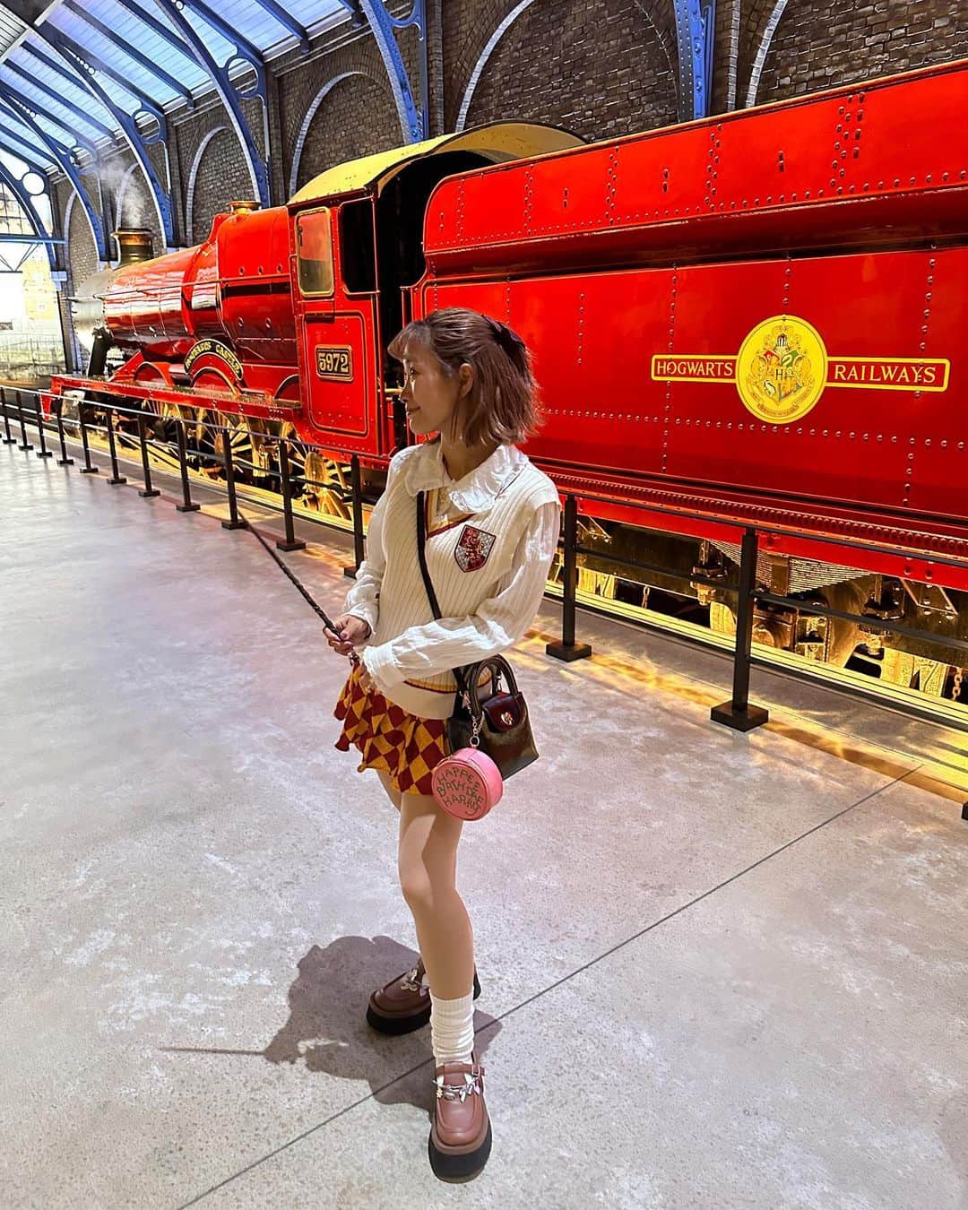 HANAのインスタグラム：「🪄🚂 🎪 🎟️ 🎞️  #ハリーポッタースタジオツアー 🎥♡  ハリーポッター大好きで 何回も何回も映画観てるから楽しすぎたっっ🤭  周るのに6時間ぐらいかかったから 行く予定の人はいっぱい歩く準備が必要だよ😂！」