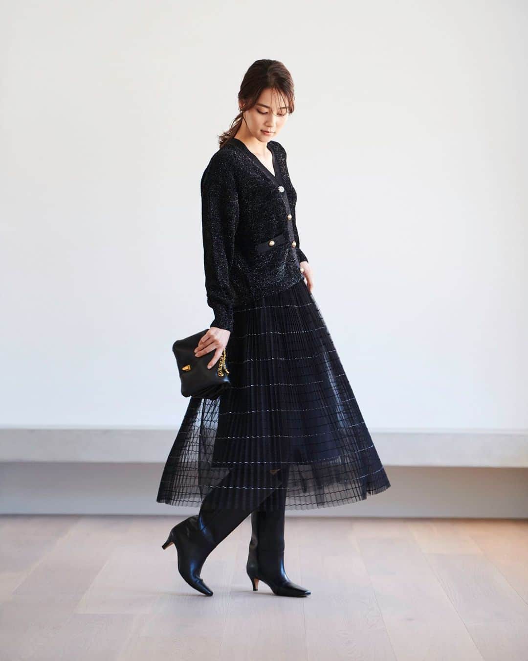 ロペのインスタグラム：「【WINTER LOOK Vol,1】 ⁡ Dynamism Chic- 静けさの中にDynamismを感じるドラマチックな展開の予感…。 心地よい涼しさを感じ始め、秋から冬をまたぐアウターやニットが登場。 ビジューや透け感のあるアイテムにリュクスなコートを羽織れば、そこはフランス映画のワンシーン。 ⁡ J'aDoRe JUN ONLINEでご購入いただけます。 ⁡ ⁡ ⁡ @rope_jp @jadorejunonline  #look #ロペ #ROPÉ #ropejp」