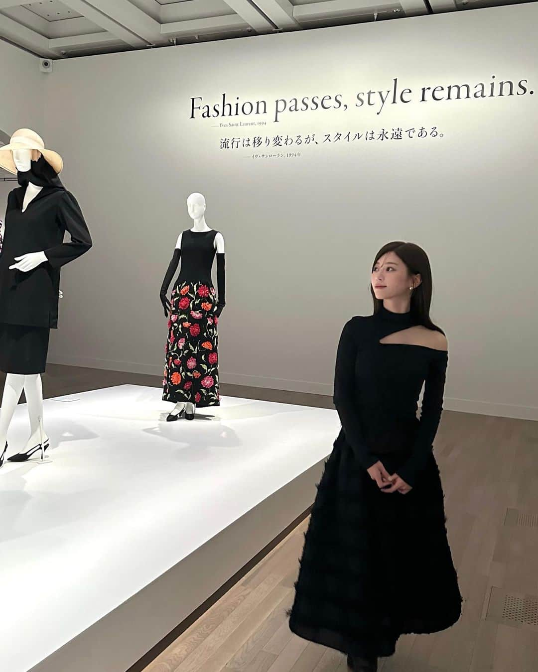 石崎日梨のインスタグラム：「⁡ Yves Saint Laurent @ysl  「イブ・サンローラン展 」💋🪄 ⁡ 40年の歴史と共に進化し続けるファッション ご招待いただき、豪華絢爛な美の世界を 間近で堪能してきました!! ⁡ 9月20日〜12月11日 国立新美術館にて開催 ✶特別に全エリアで撮影しています #YSL展 #YSL2023 #YSL」