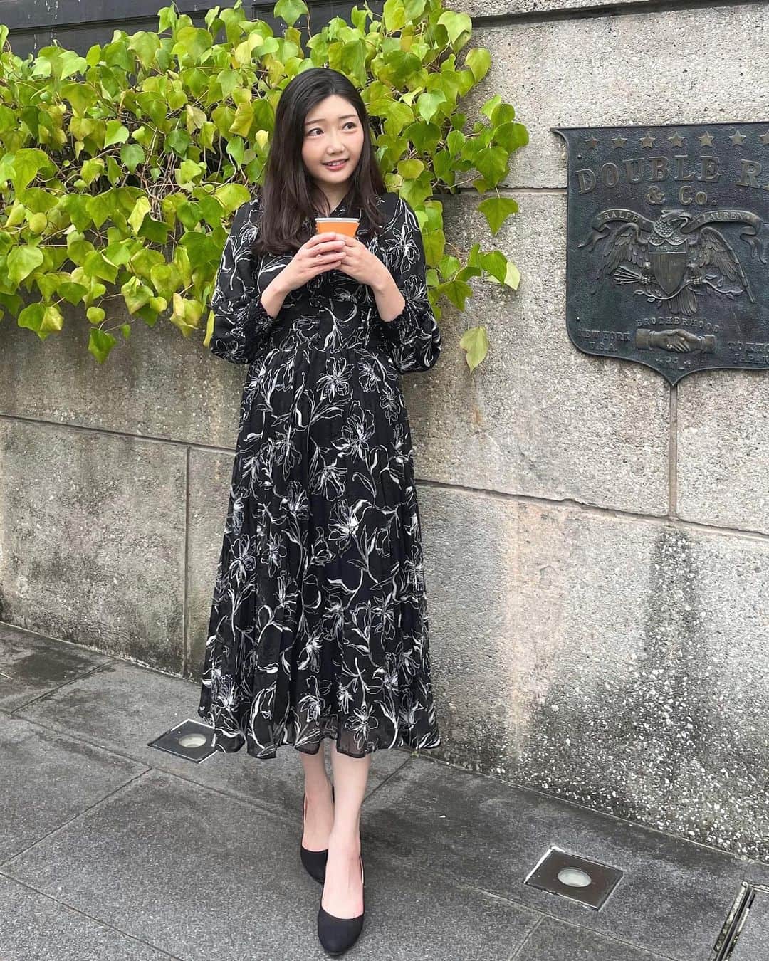 橘珠里のインスタグラム：「𖠚՜  今の時期から着られる秋ワンピ♥︎  お出かけに便利で、先日投稿したイベントの時も、他の時にもたくさん着ています⋆͛  大人ぽいモノトーンカラーのフラワープリント柄に、スカート部分はプリーツになっています  大人気でtoccoの公式サイトでは既に完売みたいですが…気になる方は再販連絡の登録がおすすめです☺︎  #tocco #toccocloset #トッコ #トッコクローゼット #ワンピース #秋服コーデ #秋服 #黒ワンピース  #olコーデ #大人ファッション #大人ワンピース #大人かわいいコーデ #黒髪」