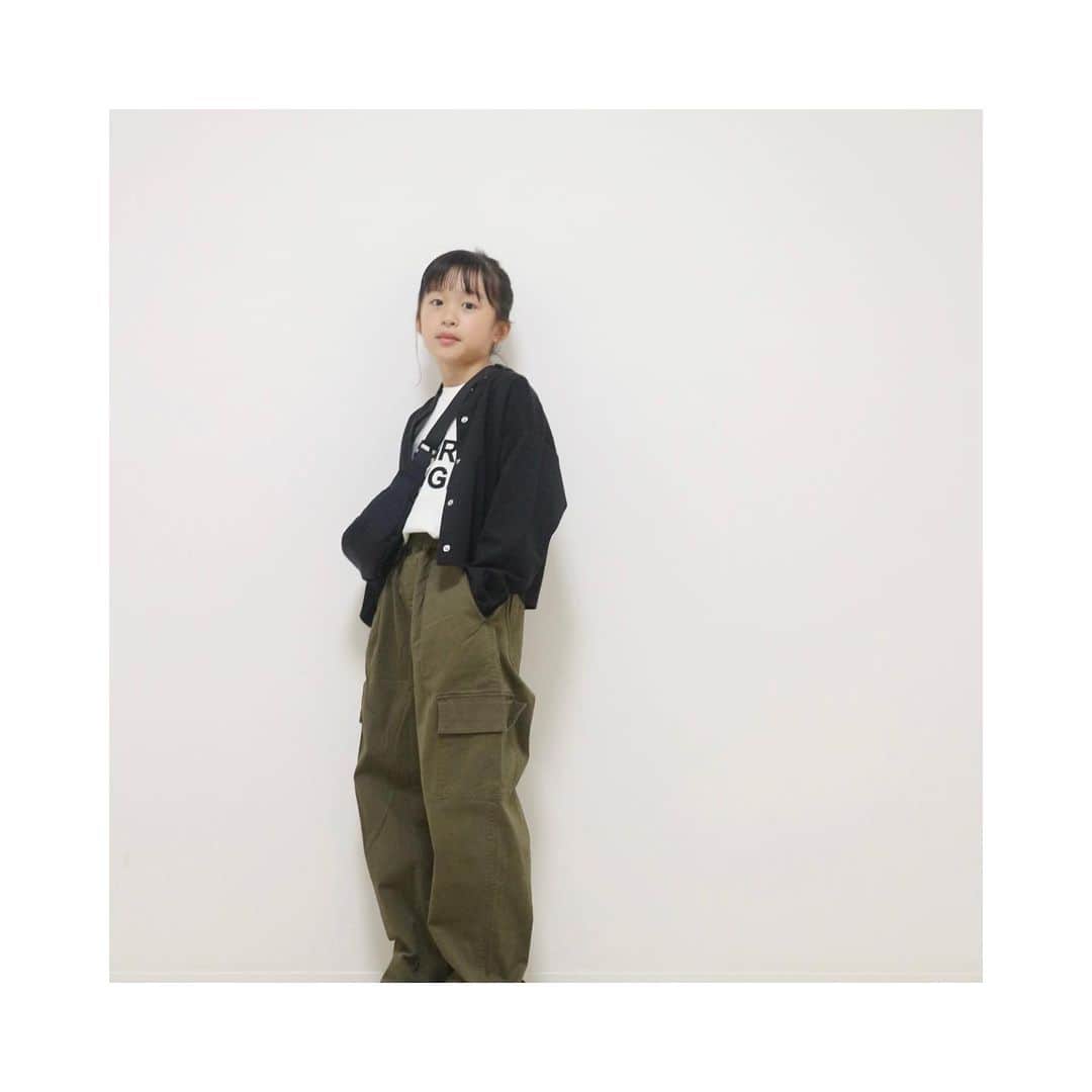 utan0925のインスタグラム：「9/19⑅◡̈* * 秋コーデ🍂🍁 去年の自分何着てた？？と毎年思うw ぼちぼち断捨離＆衣替え中💪 * 教室が寒いらしく羽織り必須❢︎❢︎ 中に着てるロゴTは7分袖でサラから ちゃーちゃんナイス👍言われたやつ♪ 7分袖➕羽織りで丁度いいらしい。。 どんだけ寒いの〜ww * @branshes ☺︎♪ ロゴアップリケ7分袖Tシャツ  ストレッチポンチカーデガン ストレッチツイルカーゴパンツ さら☺︎130㎝/24kg/140㎝着用 *」