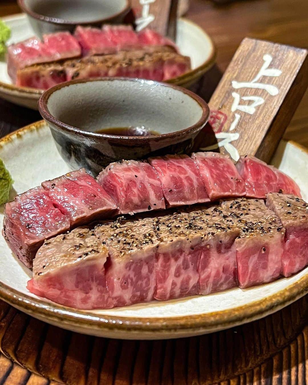 のインスタグラム：「📍「鉄板肉焼 まつもと 本店」 ･････････････････････････････････････････  鉄板焼肉って食べたことある👀？ 今日は瑞穂区にある鉄板焼のお店をご紹介✨  「鉄板肉焼 まつもと 本店」さんでは、看板メニューの鉄板肉焼きやホルモンメニュー、土手串カツなど幅広いメニューを堪能することができます！  お肉好きにはたまらない、どれも新鮮でジューシーなお肉が揃っていますが、中でも「上ロース」の赤身加減は最高💕 わさび醤油と一緒に大人の味わいが楽しめそうです🍷  その他「肉寿司」や「牛とろ釜飯」など、お肉を使ったユニークな料理もいただけますよ🍚✨  鉄板で焼かれたお肉は焼き目も絶妙！ みんなも「鉄板肉焼 まつもと 本店」さんで、美味しい鉄板焼きを楽しんでみてね🥢  ┈┈┈┈┈┈┈┈┈┈┈┈┈┈┈┈┈┈┈  🍤名古屋のローカルグルメメディア【ナゴレコ】🍤  名古屋人がレコメンドする本当に美味しい名古屋めし🥢 これさえフォローしておけば、街の流行りがきっとわかる◎ 100名以上の編集部で作り上げる、名古屋エリア最大規模のグルメメディアです📝  他の投稿はこちらから👉 @nagoya_food  ┈┈┈┈┈┈┈┈┈┈┈┈┈┈┈┈┈┈┈  素敵な投稿にタグ付けしていただきありがとうございます✨  #ナゴレコ で、あなたの投稿をリポスト！ webサイト「ナゴレコ」もチェックしてね👀 ･････････････････････････････････････････  ☞ photo by （ @tomomonge_nagoya ）さん  【鉄板肉焼は白ごはんがほしくなる笑】  土日祝は、昼飲みができるこちらのお店( *´∀`)) 新瑞橋ってお初めましてかも☝️  テーブルに鉄板があって、焼いたお肉を もってきてくれるので、あとは食べるだけ😊 ずっと熱々のままのお料理を食べることができるよ♪  元祖アカ、元祖シロを両方たべたょ♪  元祖アカは、豚ハラミとネギ！ 元祖シロは、とんちゃんと玉ねぎ！ もう匂いで食欲湧く🥺  あと黒毛和牛を使用した"上ロース"が映えうま！ ミディアムレアで、わさび醤油であっさりと♪  箸休め"カッパ"のきゅうりは、 赤と、白をハーフにしてもらったょ🎵 にんにくきいててパンチがある♡  〆の牛トロ飯🍚もおいしかった🤤 今度はフォロワーさんおすすめ 冷麺もたべてみたいなっ🎵  ごちそうさまでした😊 ⭐️⭐️⭐️⭐️⭐️⭐️⭐️⭐️⭐️⭐️⭐️⭐️ 名古屋市瑞穂区 【鉄板肉焼まつもと本店】 @nikuyaki_matsumoto  ○肉寿司～国産黒毛和牛（赤身）１貫　250円 ○どて串カツ　一本　109円 ○元祖アカ ～豚ハラミ～　429円 ○元祖シロ ～とんちゃん～　429円 ○上ロース(数量限定）　1749円 ○牛とろ釜飯　990円 ⭐️⭐️⭐️⭐️⭐️⭐️⭐️⭐️⭐️⭐️⭐️⭐️」