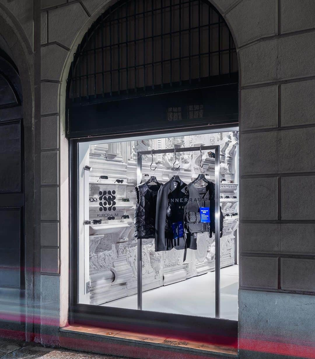 クボラムのインスタグラム：「In occasion of Milan Fashion Week we are excited to unveil the window-installation of our Milan Flagship Store inaugurating the JUNYA WATANABE @innerraum FW23 collaboration.   Come visit our Milan Store exceptionally open this Sunday, September 24th, 15h - 19h.  Also available at our Berlin Store open Monday to Friday 12-19h or Saturday 14-19h.  @junyawatanabe   photo credits: @piercarloquecchia @dsl__studio   #junyawatanabe #junyawatanabeman #commedesgarcons #innerraum #kuboraum」