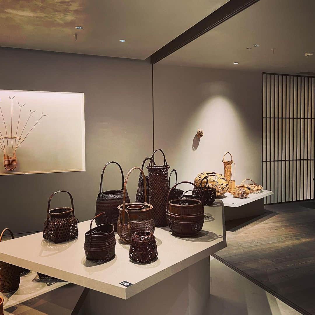 高橋リタのインスタグラム：「@theconranshop.daikanyama で開催されている "花籠" Modern from of bamboo artへ。直感的に欲しい！と思ったものは残念ながら全てsold outだったけど、眺めるだけでもワクワクする圧巻のコレクションでした。 #斎藤正光 #かごマニア🧺」