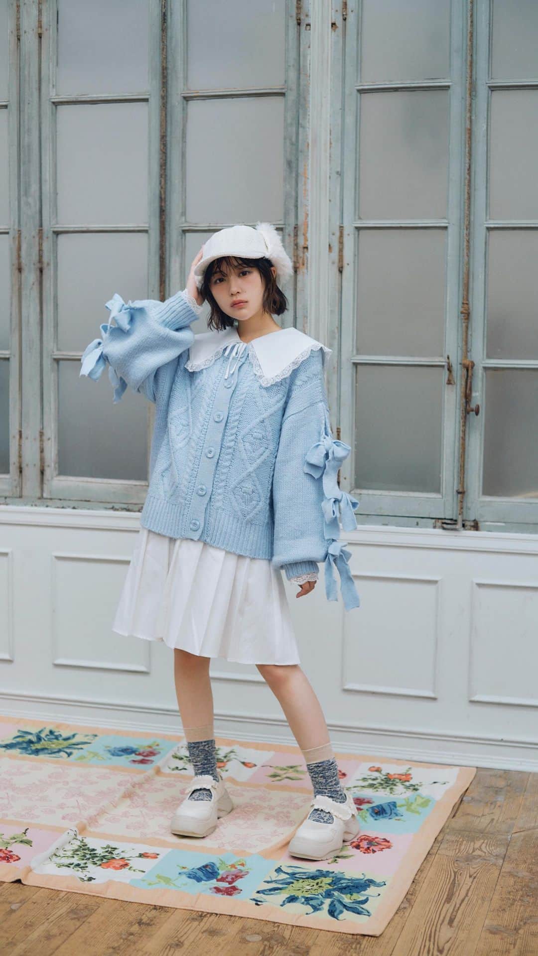 merry jennyのインスタグラム：「【 special collaboration 】 ㅤㅤㅤㅤㅤㅤㅤㅤㅤㅤㅤㅤㅤ merry jenny 2023 autumn/winter Dream well feat.naenano   　 — merry jenny × naenano —  　 special collaboration itemの発売が決定いたしました。  明日9/20(wed) 12:00〜！！ 公式通販サイトRUNWAY channelにてご予約いただくと 先着でご予約特典のステッカーをプレゼント！ ※1会計毎に1枚のお渡しです。  なえなのさん手描きのcollaboration logoのステッカーは スマートフォンとケースの間に挟めるサイズです♡ ㅤㅤㅤㅤㅤㅤㅤㅤㅤㅤㅤㅤ topのURLから⇨  @merryjenny_instagram ぜひcheckしてくださいね♡  ⚪︎ NAENANO GUIDEスウェット col : o.white / green ￥7,700 (tax in)  ⚪︎ flower laceﾃｨｱｰﾄﾞﾜﾝﾋﾟｰｽ col : o.white / black ￥14,300 (tax in)  ⚪︎ ﾘﾎﾞﾝﾌﾟﾘｰﾂﾜﾝﾋﾟｰｽ col : o.white / navy ￥12,100 (tax in)  ⚪︎ ツイードフライトCAP col : ivory / black ￥7,700 (tax in) ㅤㅤㅤㅤㅤㅤㅤㅤㅤㅤㅤㅤㅤ ㅤㅤㅤㅤㅤㅤㅤㅤㅤㅤㅤㅤㅤ #merryjenny #メリージェニー  #2023aw #winter #dreamwell  #collaboration #naenano #なえなの さん #ステッカー #スウェット #フライトキャップ  #ミニワンピ #キャミワンピ」