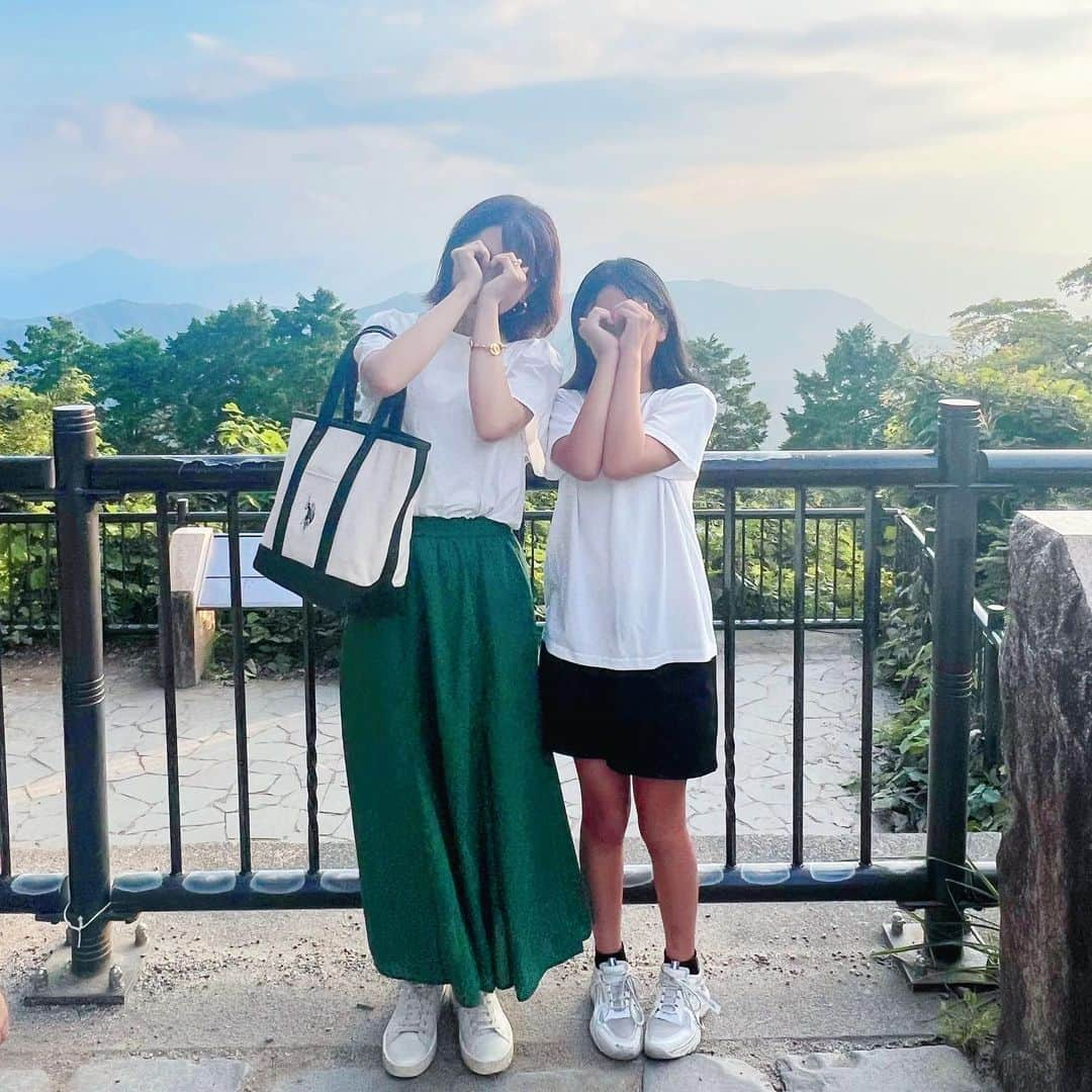 筧沙奈恵さんのインスタグラム写真 - (筧沙奈恵Instagram)「高尾山⛰️ ・ 家族で高尾山に登ってきました！リフトで途中まで登ったものの、思っていたより頂上までの道はハードでした🏃‍♀️（登ったのは2回目でしたが、忘れていました😂） ・ 娘にはやりのポーズを教えてもらいました🫶笑（3.4枚目参照） ・ この日のコーデは歩きやすいスニーカーに合わせて、グリーンを基調にして組んでみました💚 ・ tops @lovebonito  skirt @uniqlo_jp  bag @the_platinum_select shoes @camper_japan  bracelet @celine  ・ USポロのキャンバーストートはパソコンが入るサイズ感なので、お仕事バッグとしてはもちろん、ママバッグとしても良さそうです😍 ・ ・ 🌱9月のご予約受付中！（残2席） 🌱10月のご予約開始は9月20日20:00〜 🌱顔タイプ診断®︎資格取得講座10月3日（火）4日（水）受付中！ ・ ・ ・ #ママコーデ　#ママファッション　 #イエベ秋　#イエベ秋コーデ　#骨格ナチュラル　#骨格クラシックコーデ　#骨格ナチュラルコーデ　#顔タイプアクティブキュート　#顔タイプアクティブキュートコーデ　#夏コーデ　#夏コーデ2023 #顔タイプ診断　#顔タイプ診断東京#theplatinumselect #USポロ#USポロbag#USポロバッグ#USPOLO#PR」9月19日 21時18分 - sanaekakei