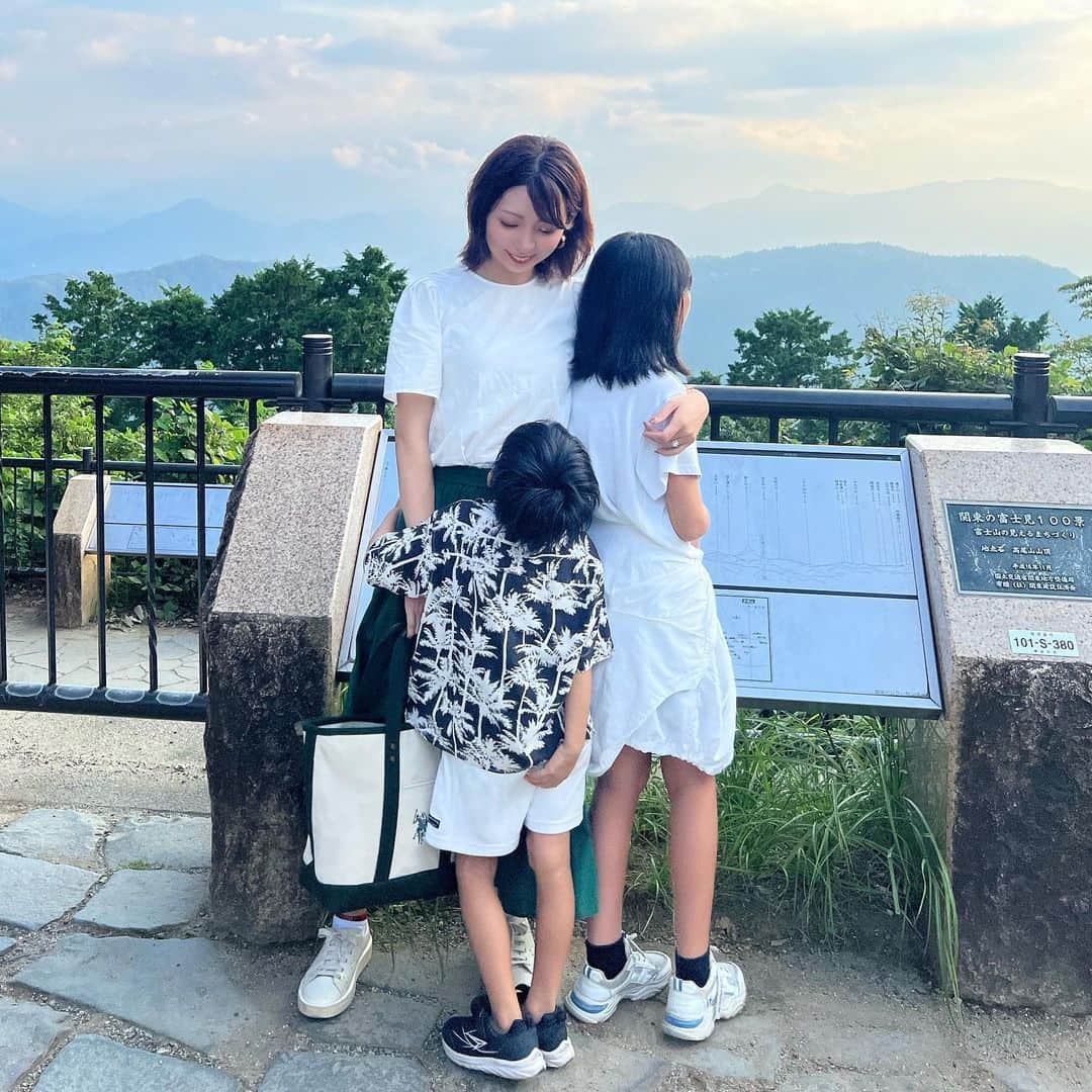 筧沙奈恵さんのインスタグラム写真 - (筧沙奈恵Instagram)「高尾山⛰️ ・ 家族で高尾山に登ってきました！リフトで途中まで登ったものの、思っていたより頂上までの道はハードでした🏃‍♀️（登ったのは2回目でしたが、忘れていました😂） ・ 娘にはやりのポーズを教えてもらいました🫶笑（3.4枚目参照） ・ この日のコーデは歩きやすいスニーカーに合わせて、グリーンを基調にして組んでみました💚 ・ tops @lovebonito  skirt @uniqlo_jp  bag @the_platinum_select shoes @camper_japan  bracelet @celine  ・ USポロのキャンバーストートはパソコンが入るサイズ感なので、お仕事バッグとしてはもちろん、ママバッグとしても良さそうです😍 ・ ・ 🌱9月のご予約受付中！（残2席） 🌱10月のご予約開始は9月20日20:00〜 🌱顔タイプ診断®︎資格取得講座10月3日（火）4日（水）受付中！ ・ ・ ・ #ママコーデ　#ママファッション　 #イエベ秋　#イエベ秋コーデ　#骨格ナチュラル　#骨格クラシックコーデ　#骨格ナチュラルコーデ　#顔タイプアクティブキュート　#顔タイプアクティブキュートコーデ　#夏コーデ　#夏コーデ2023 #顔タイプ診断　#顔タイプ診断東京#theplatinumselect #USポロ#USポロbag#USポロバッグ#USPOLO#PR」9月19日 21時18分 - sanaekakei