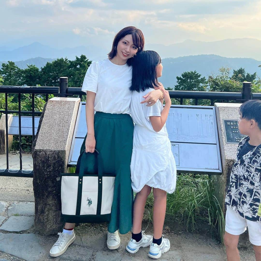 筧沙奈恵のインスタグラム：「高尾山⛰️ ・ 家族で高尾山に登ってきました！リフトで途中まで登ったものの、思っていたより頂上までの道はハードでした🏃‍♀️（登ったのは2回目でしたが、忘れていました😂） ・ 娘にはやりのポーズを教えてもらいました🫶笑（3.4枚目参照） ・ この日のコーデは歩きやすいスニーカーに合わせて、グリーンを基調にして組んでみました💚 ・ tops @lovebonito  skirt @uniqlo_jp  bag @the_platinum_select shoes @camper_japan  bracelet @celine  ・ USポロのキャンバーストートはパソコンが入るサイズ感なので、お仕事バッグとしてはもちろん、ママバッグとしても良さそうです😍 ・ ・ 🌱9月のご予約受付中！（残2席） 🌱10月のご予約開始は9月20日20:00〜 🌱顔タイプ診断®︎資格取得講座10月3日（火）4日（水）受付中！ ・ ・ ・ #ママコーデ　#ママファッション　 #イエベ秋　#イエベ秋コーデ　#骨格ナチュラル　#骨格クラシックコーデ　#骨格ナチュラルコーデ　#顔タイプアクティブキュート　#顔タイプアクティブキュートコーデ　#夏コーデ　#夏コーデ2023 #顔タイプ診断　#顔タイプ診断東京#theplatinumselect #USポロ#USポロbag#USポロバッグ#USPOLO#PR」