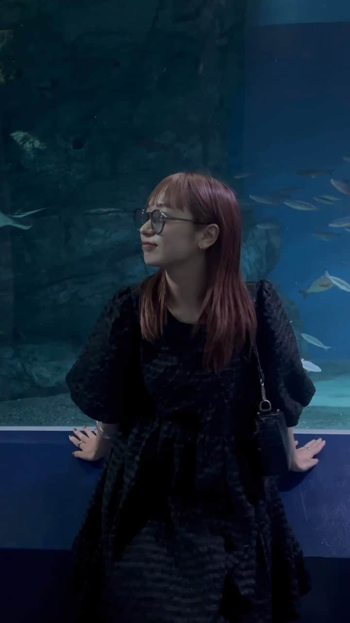 さやべびのインスタグラム：「・ ・ ・ いつもよりちょっぴり大人な日🐈‍⬛ ・  #水族館 #アクアリウム   #彼氏目線  #ワンピース #モノクロコーデ」