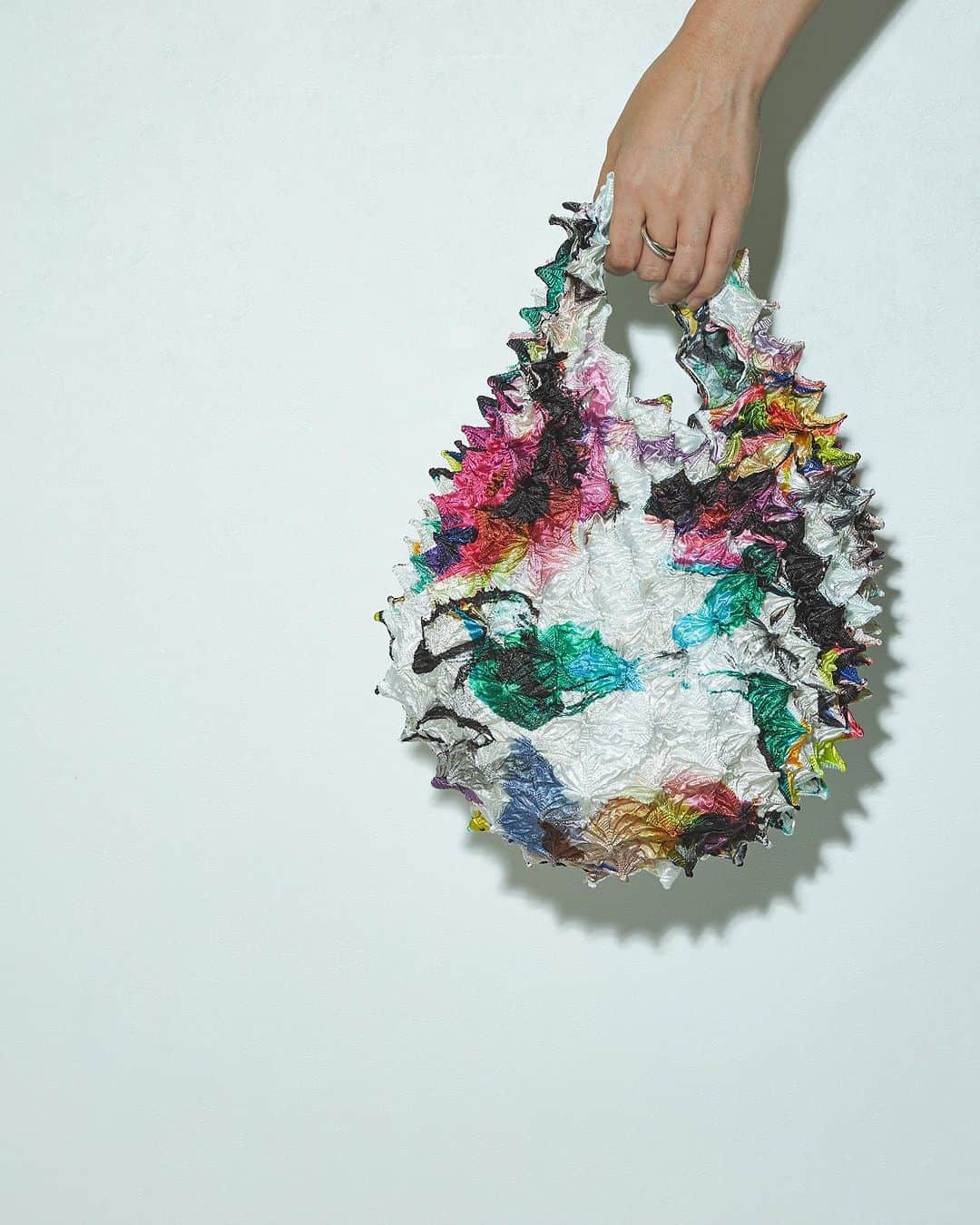LOVELESS/GUILD PRIME 公式アカウントのインスタグラム：「『BUNZABURO Petit Bag - KANAKO SASAKI』  DATE 9.20wed. release PLACE LOVELESS ALLSHOP & ONLINE STORE  9/1(金)よりラブレスの各ショップ(青山・ニュウマン横浜・天神)及びオンラインストアで好評発売中のアーティスト<佐々木香菜子（ささき かなこ)>氏とのコラボレーションアイテムに追加リリースとなるコラボレーションアイテムが9/20(水)オンラインストアリニューアルオープンを機に登場。 ※オンラインストアでの発売は10時からとなります。  ラブレスでも好評の100年以上続く京都の絞り老舗が手掛けるブランド「BUNZABURO(ブンザブロウ）」。同ブランドの代表アイテム「プチバッグ」をベースに佐々木香菜子氏が手掛けたラブレスだけのアートワーク「fragments(フラグメンツ)｣を載せたスペシャルなアイテム。  SNSでの情報公開後注目を集める今回のコラボレーションを是非ご覧ください。」