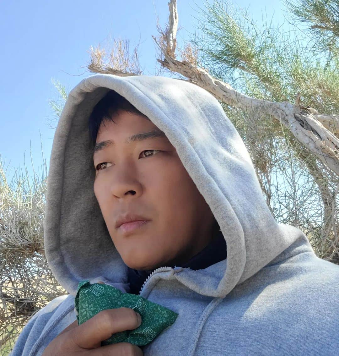 パク・クァンヒョンのインスタグラム：「추웁다.. 아침엔.. 여긴 #몽골 영화 촬영중... #남으로가는길  첫 씬은 힘들지만 상쾌함  #박광현 #고비사막」