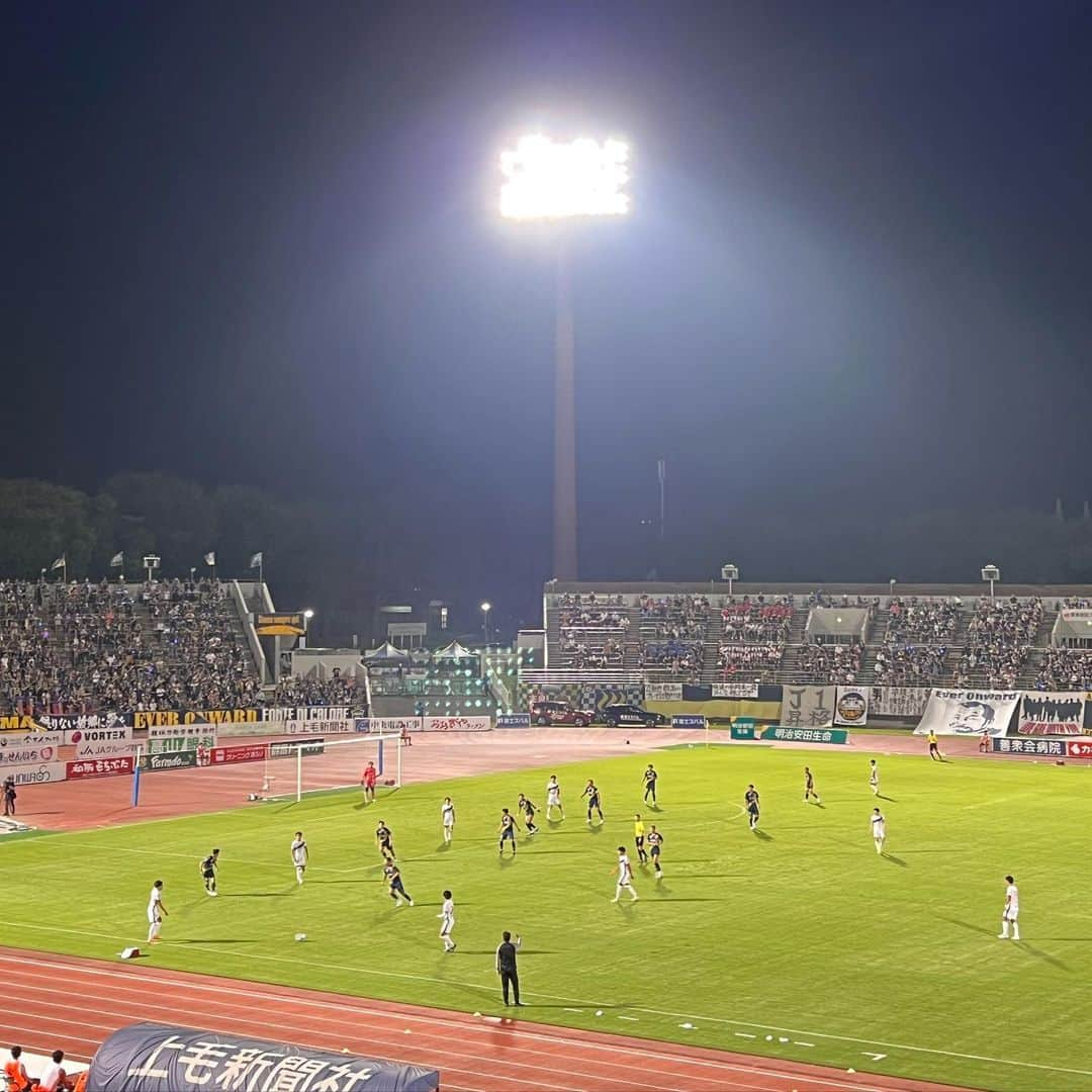 武藤乃子のインスタグラム：「⚽️ 群馬 1-0 いわき ＋3 💪✨  ついに！！ クラブのシーズン目標の勝ち点50を達成👏👏👏 前節が久々の黒星となり、とにかく勝利することが全てだという意識で挑んだ1戦だったそうです⚽️  3連休の中日とあってか、いわきからは大型バスも出てサポーターさんたちが応援に駆けつけたそうで、記者席でもその人数に驚きの声があがっていました。  ザスパはここから連戦！ 頑張れー！！  #ザスパクサツ群馬  #いわきfc  #J2 #J2リーグ #サッカー観戦 #取材」