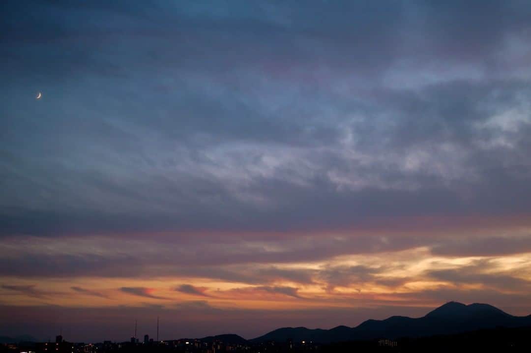 高野寛さんのインスタグラム写真 - (高野寛Instagram)「熊本の夕焼けが美しくて、ジェイムズ・ブレイクの新譜を聴きながら一時間以上写真を撮り続けた。でも、目で観た美しさの半分くらいしか写せなかった気がする。 最後、三日月も顔を出した。」9月19日 21時32分 - takano_hiroshi