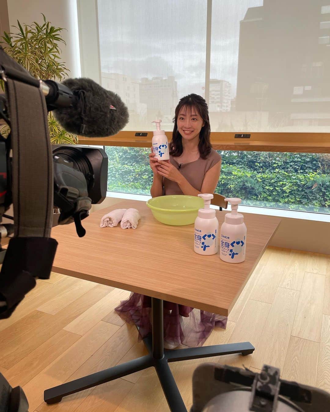 のインスタグラム：「♡♡ . . 9/28(木)HBCグッチーな！ シャボン玉石けんのコーナー🫧 . 先日の撮影の様子🎶 ヘアメイクはあんなさんでした🐰🍓」