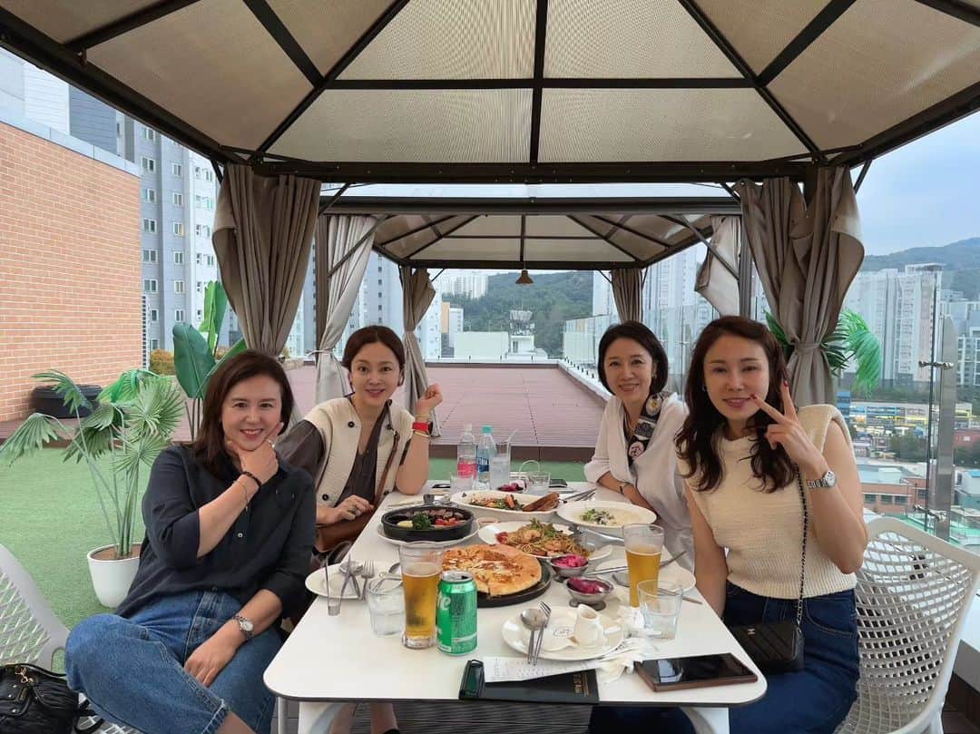 イ・スンヨンのインスタグラム：「줄줄이 미팅을 마치고  우리 오복방 모임  영민맘 우리 미연이만 빠지고 힐링타임 ~  수다에수다에 봐도봐도 이쁘고 사랑스런 동생들 ~  먹고 씹고 뜯고 몇시간이 순삭    갑자기 비누강의 열공모드  #피토75셀큐어폼  우리 비누  정말 알아보시네요~~!!!  정말좋아요~~~^^  여드름친구들 민감성 피부들  독소배출에 관심많으신분들  아이부터 어르신까지 꼭 사용해보시길  바랄께요오~^♡♡♡  #은평구 #오복방넘사랑해  #스우파2봐야하는데🤣🤣🤣」