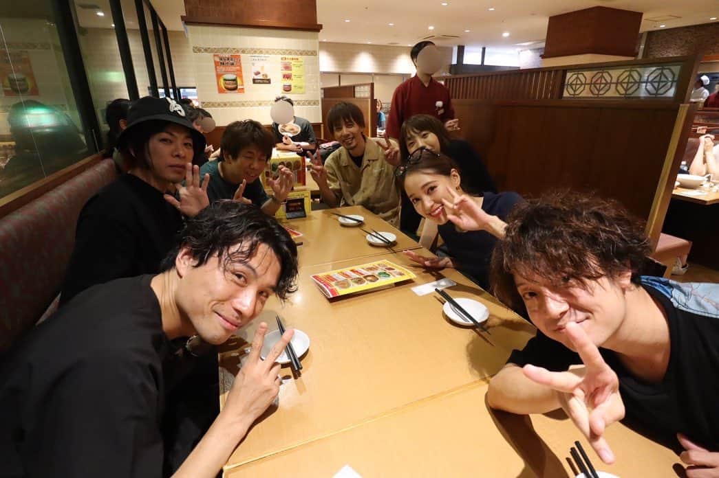 のインスタグラム：「名古屋公演終わり駆け込み味仙で約20分の打ち上げオフショット🍻  バンマス(バンドリーダー)を務めてくれてる @tanabetakahiro_dr が一眼レフで沢山撮ってくださいました☺️🙏  みんな仲良しです❤️‍🔥  台湾ラーメンは初の4辛に挑戦しました🤤  #味仙」