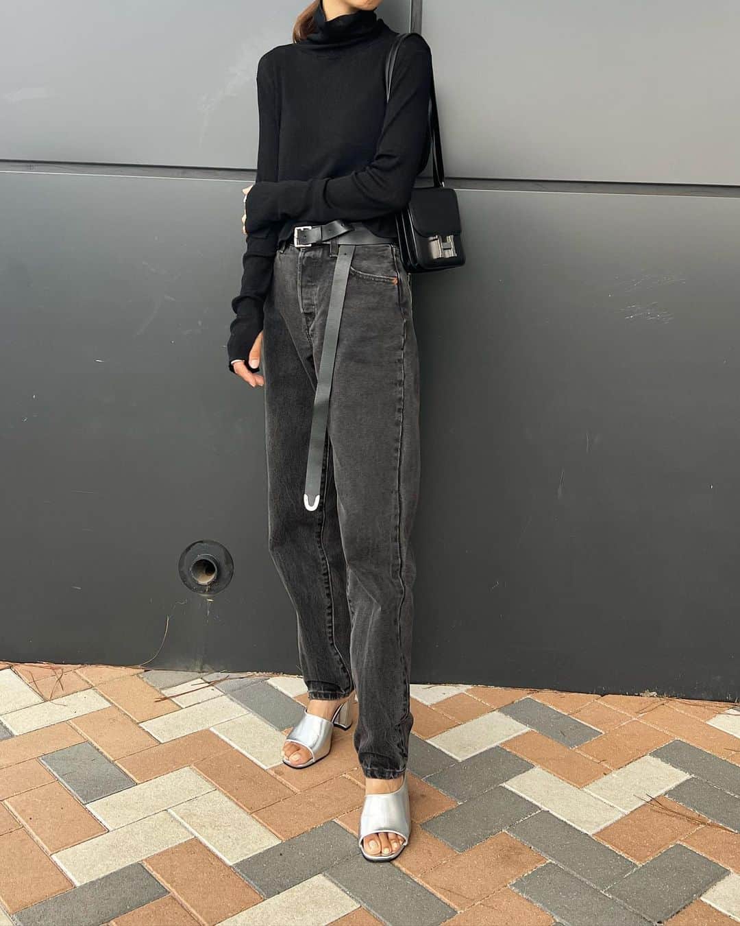 yyurielのインスタグラム：「. たまにはブラックデニム🐦‍⬛🖤 @levis_japan  shoesは @grl_official」
