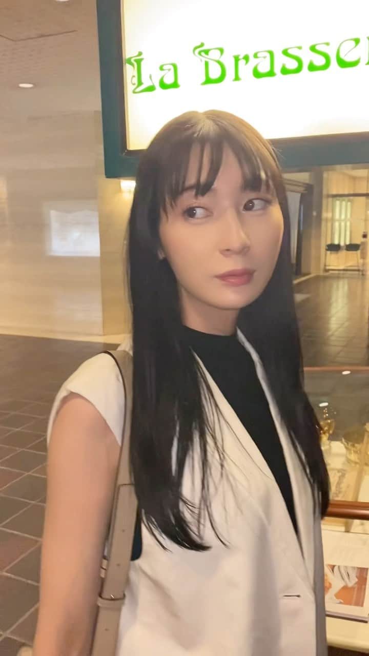 デコウトミリのインスタグラム：「NARSのリップを引っ張り出してみたら、 質感も色味も今の気分にマッチしててハッピー🦋  今週もがんばりましょう😇」