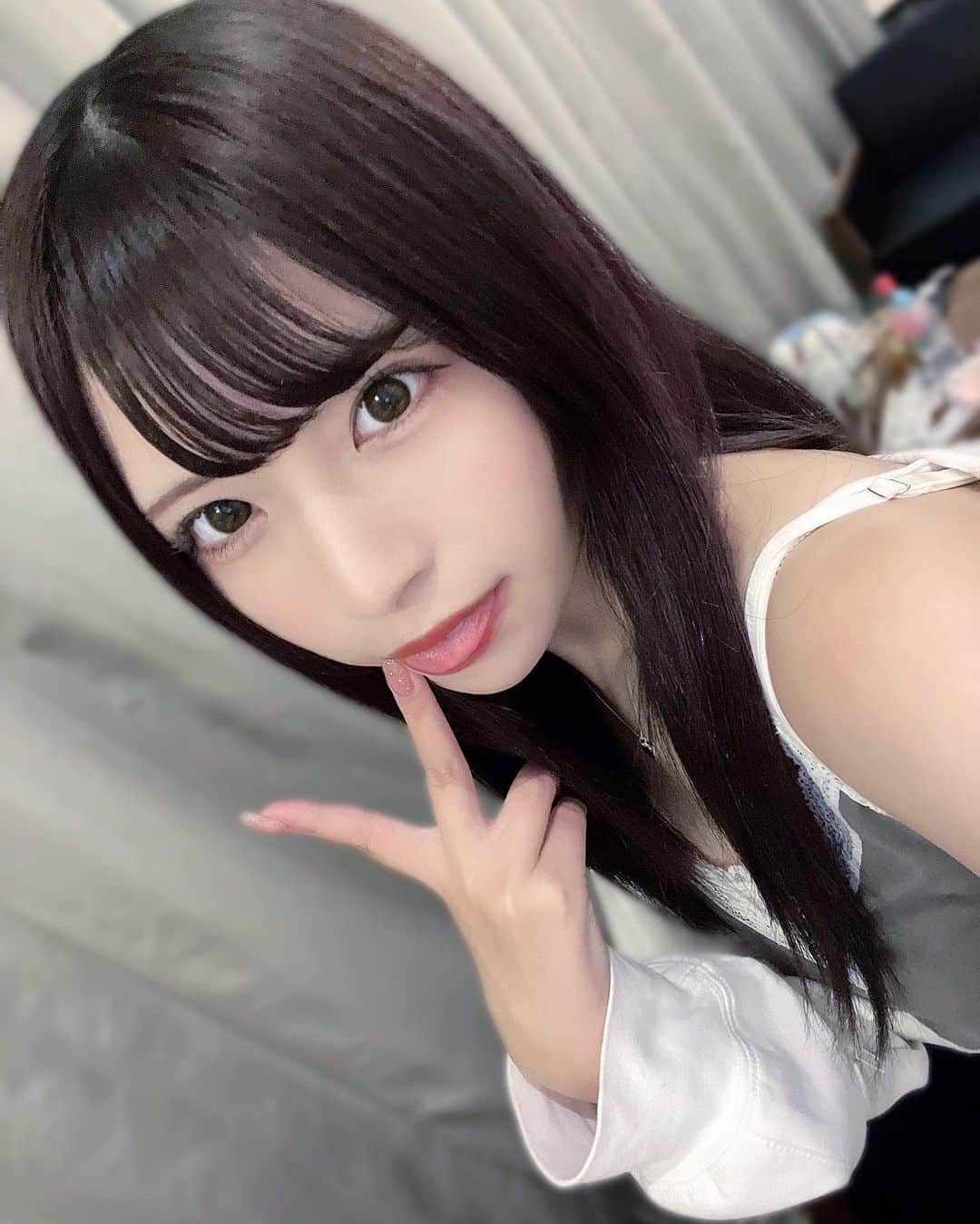 ちはるのインスタグラム：「. 暗髪だと大人だね、？すきかな？」