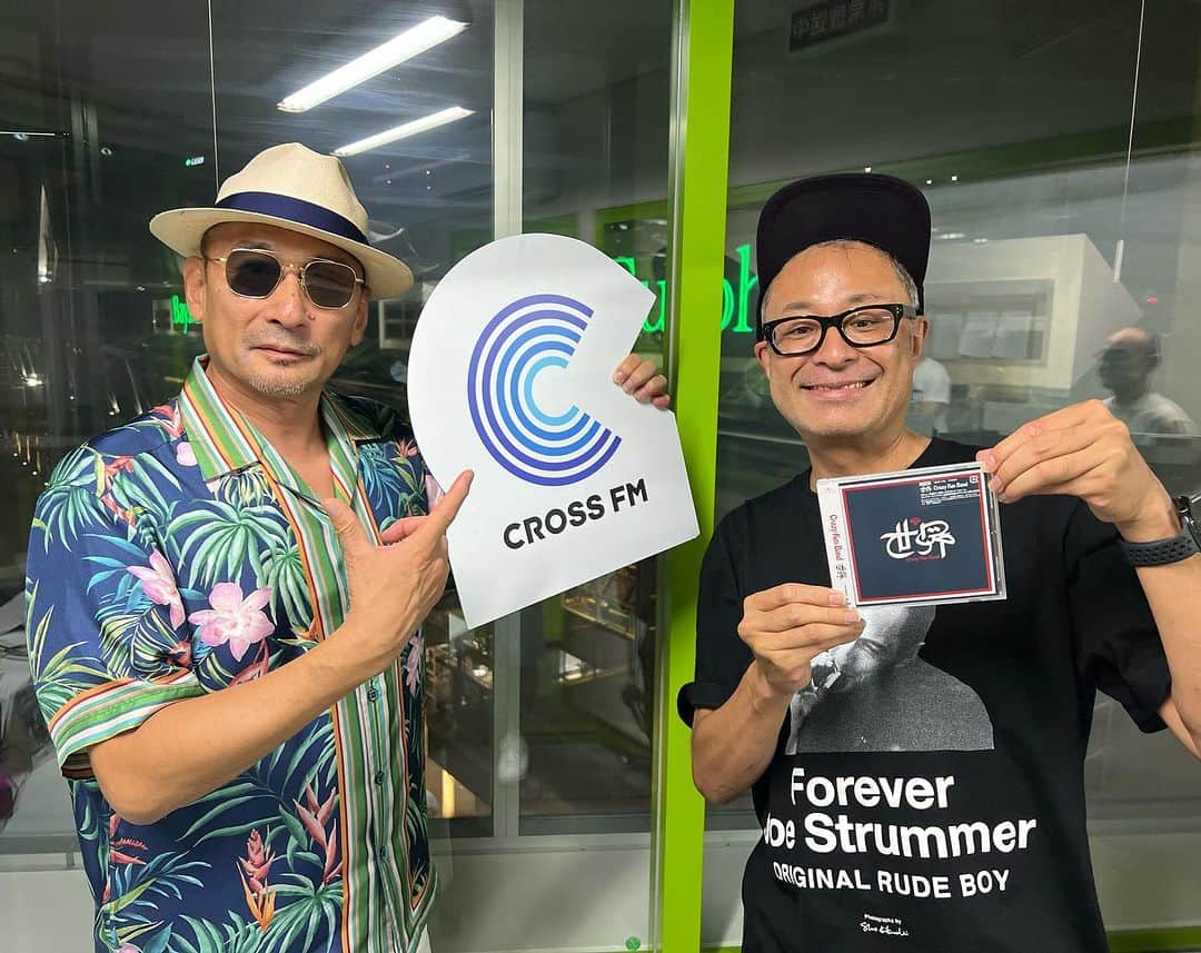 クレイジーケンバンド【公式】のインスタグラム：「CROSS FM「URBAN DUSK」生出演させていただきました。 栗田善太郎さんありがとうございました！  本日は福岡の皆さまありがとうございました！ 明日は関西地方、神戸、大阪に伺います。  byスタッフ  #クレイジーケンバンド #crazykenband #横山剣 #世界 #cross_fm #福岡」