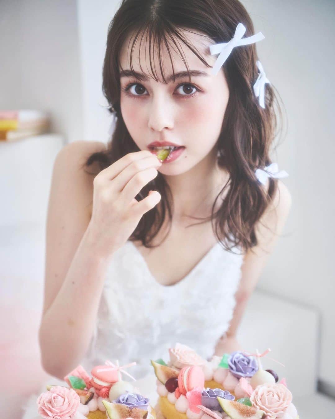 マイヤーズ江玲奈のインスタグラム：「20  20歳の誕生日迎えました‪‪❤︎‬ いつもありがとうございます。感謝ばっかりです。これからも応援よろしくお願いします。  ‪‪#作品撮り #バースデーフォト #バースデーフォト撮影 #バースデーケーキ ‪‪#オーダーケーキ」