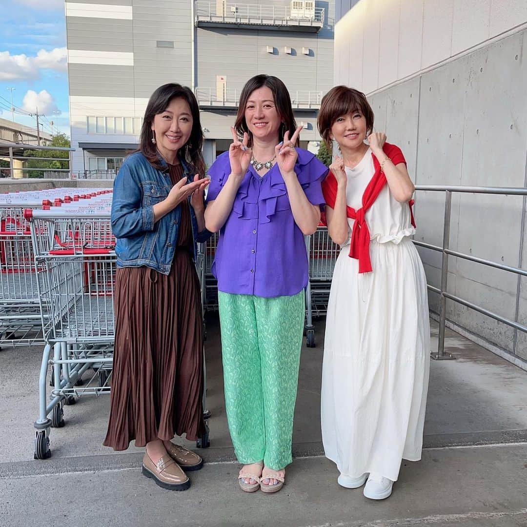 野々村友紀子のインスタグラム：「9月20日（水）11:55〜日テレ【ヒルナンデス！】  松本伊代さんと伍代夏子さんと一緒にコストコでお得にショッピング🛒 ショッピング中「へぇ」と言うとお買い物予算が減額されてしまうルールに翻弄されております😂 ぜひご覧ください！  衣装はこちら↓ ブラウス @grace_continental.div  パンツ @lemelange_official  ネックレス @abiste_official」