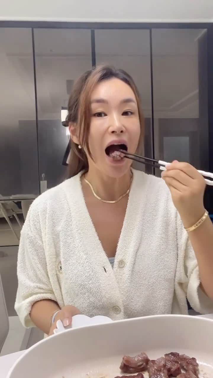 ペ・ユンジョンのインスタグラム：「️녹아요.. 정말 맛있어요... 명절에는 고기~!! 그것도 소고기가 최고에요  뭔지알죠?👍🏻  빼언니가 정말 강.력. 추천하는  명절 선물세트 “삼정한우” 입니다.  삼정한우는 복잡한 유통단계를 거치지 않고 소비자분들께 직접 다가가기 때문에 그만큼 고기도 신선하답니다.  ✔️구이용과 국거리를 포함한 실속형 선물세트  ▫️A : 한우꽃등심/채끝/살치/국거리 (800g) ✔️구이용으로 최고의 인기부위를 담은 특별구이세트  ▫️B:  한우꽃등심/채끝/안심/살치살800g)  ▫️C : 한우꽃등심/부채/갈비살/살치살 (800g)  🐂등심 윗등심이 아닌 아랫등심으로  부드러운 “새우살”이 포함되어 있고  마블링이 많아 풍미가 좋습니다.   🐂안심 소에서 2~3%밖에 나오지 않는 부위로 근막과 지방이 없고  소가 움직일때도 전혀 운동량이 없는 부위라 부드럽고 담백합니다.   🐂갈비살(늑간살) 한국인이 가장 많이 소비하고 좋아하는 부위이며 갈비에 붙어있는 부위로  쫀득한 식감이 포인트 입니다.  🐂살치 마블링이 풍부해서 굽기도 편하고  고소한맛이 있습니다. 마블링이 마치 꽃이 핀것처럼 보여  꽃.갈.비.라고 부르기도 합니다.  🐂채끝 스테이크용으로 많이 쓰이고  가장 고기 자체의 맛이 많이 나는 부위로 안심과 함께 연한 부위로 취급됩니다.  (안심에 비해 적당한 마블링이 있음)  최고의 부위로 가장 맛있은 부분만 담아 드렸습니다.  명절선물세트로도 정말 강력 추천이지만 나에게 주는 선물로도 강력 추천 합니다.  정말정말 지~~인짜  퀄리티 최고👍🏻맛 최고👍🏻가격은 더 최고👍🏻  꼭!! 만나보세요❣️ 9/20일에 오픈 할께요😊  @bbaeeonni_shop」